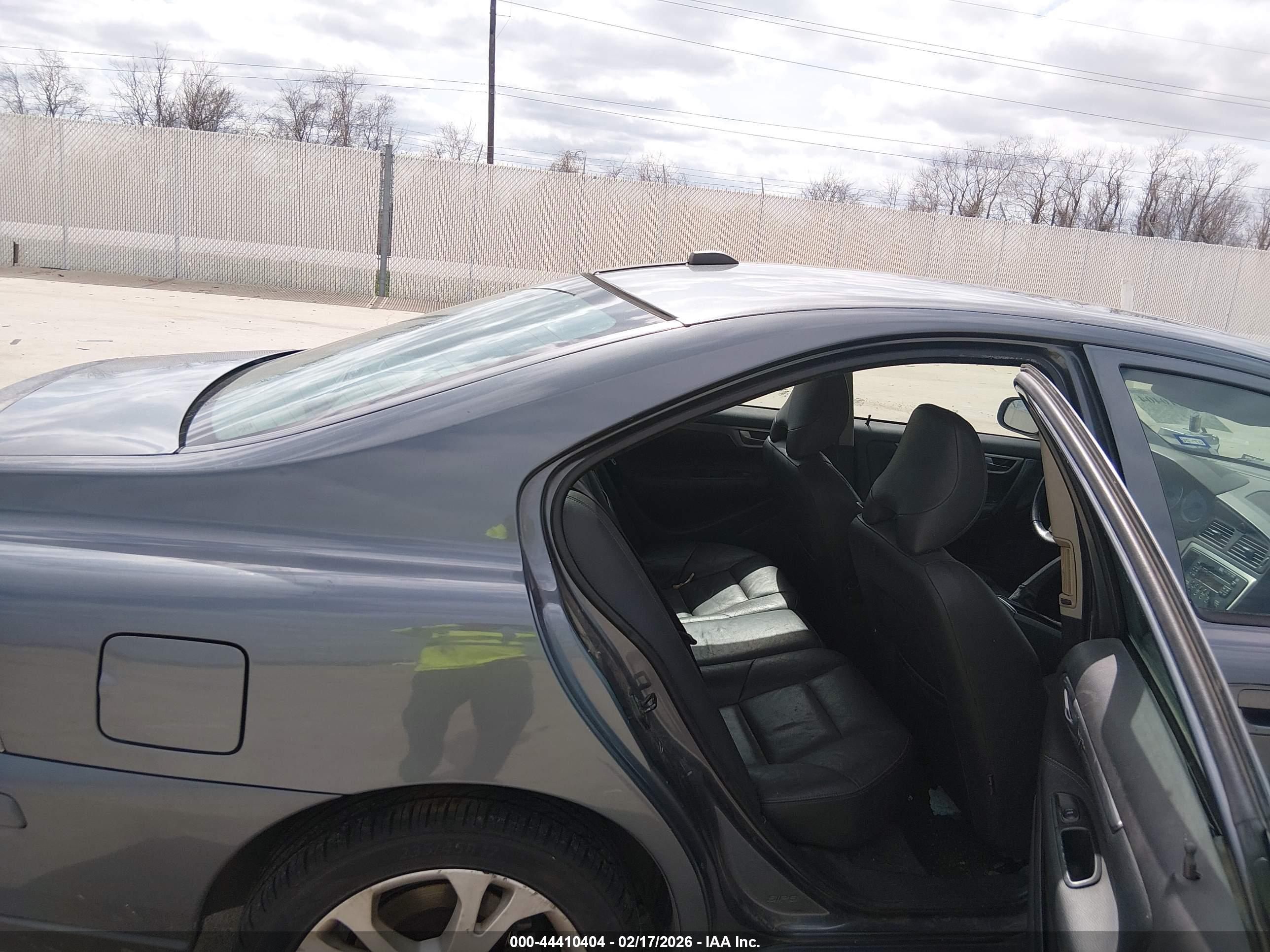 VOLVO S60 image 8