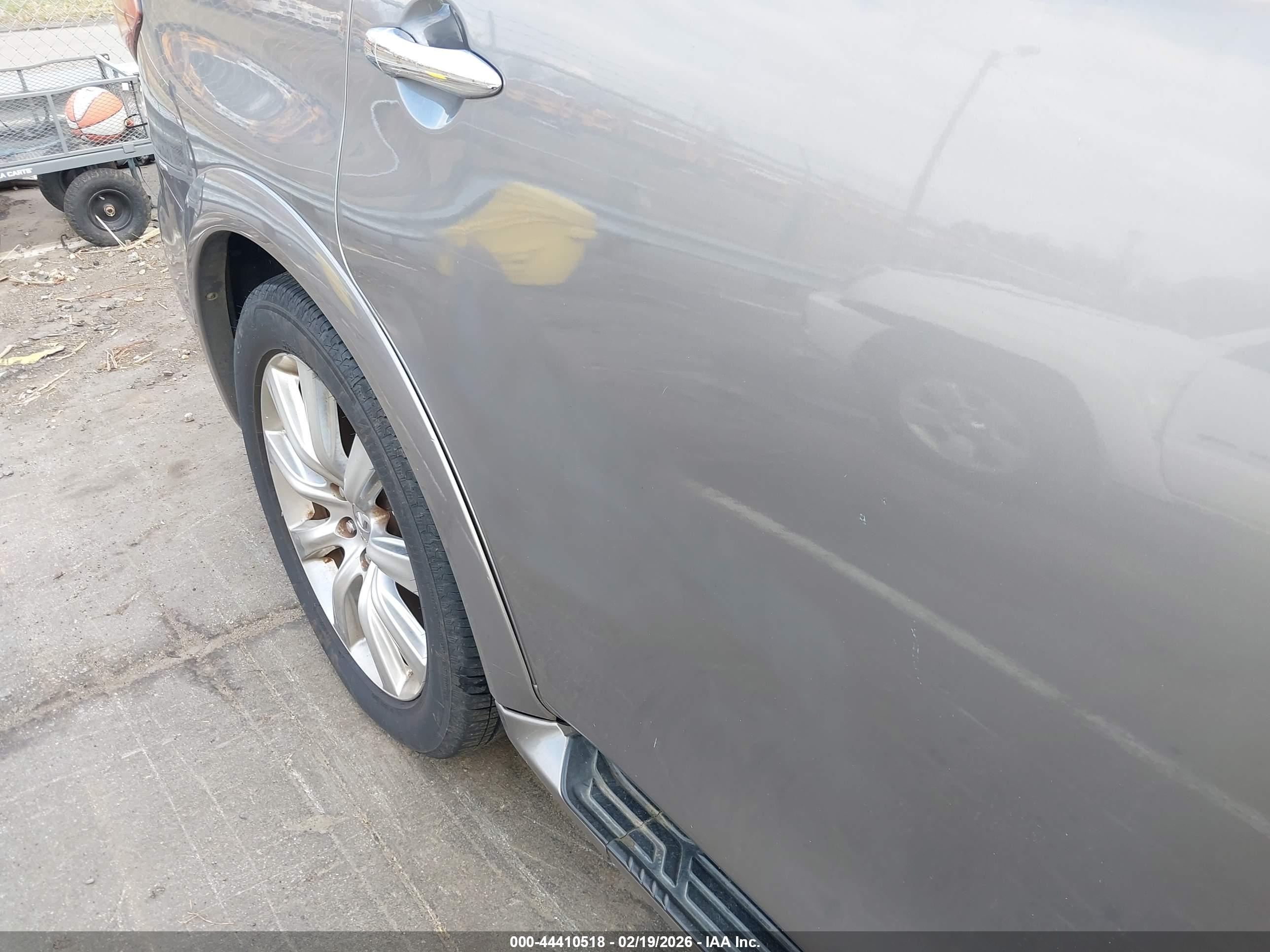 INFINITI QX56 image 6