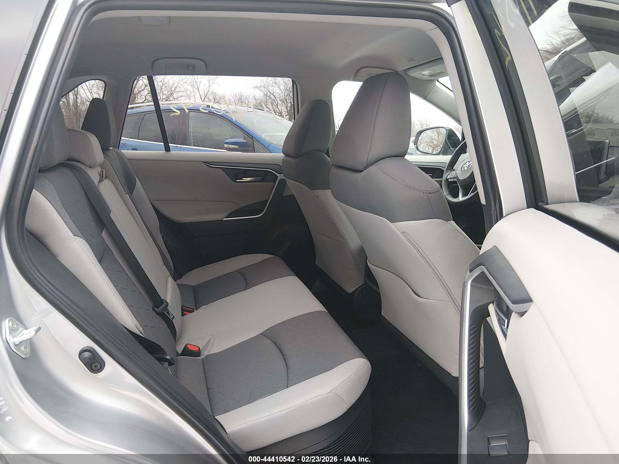 TOYOTA RAV4 image 8