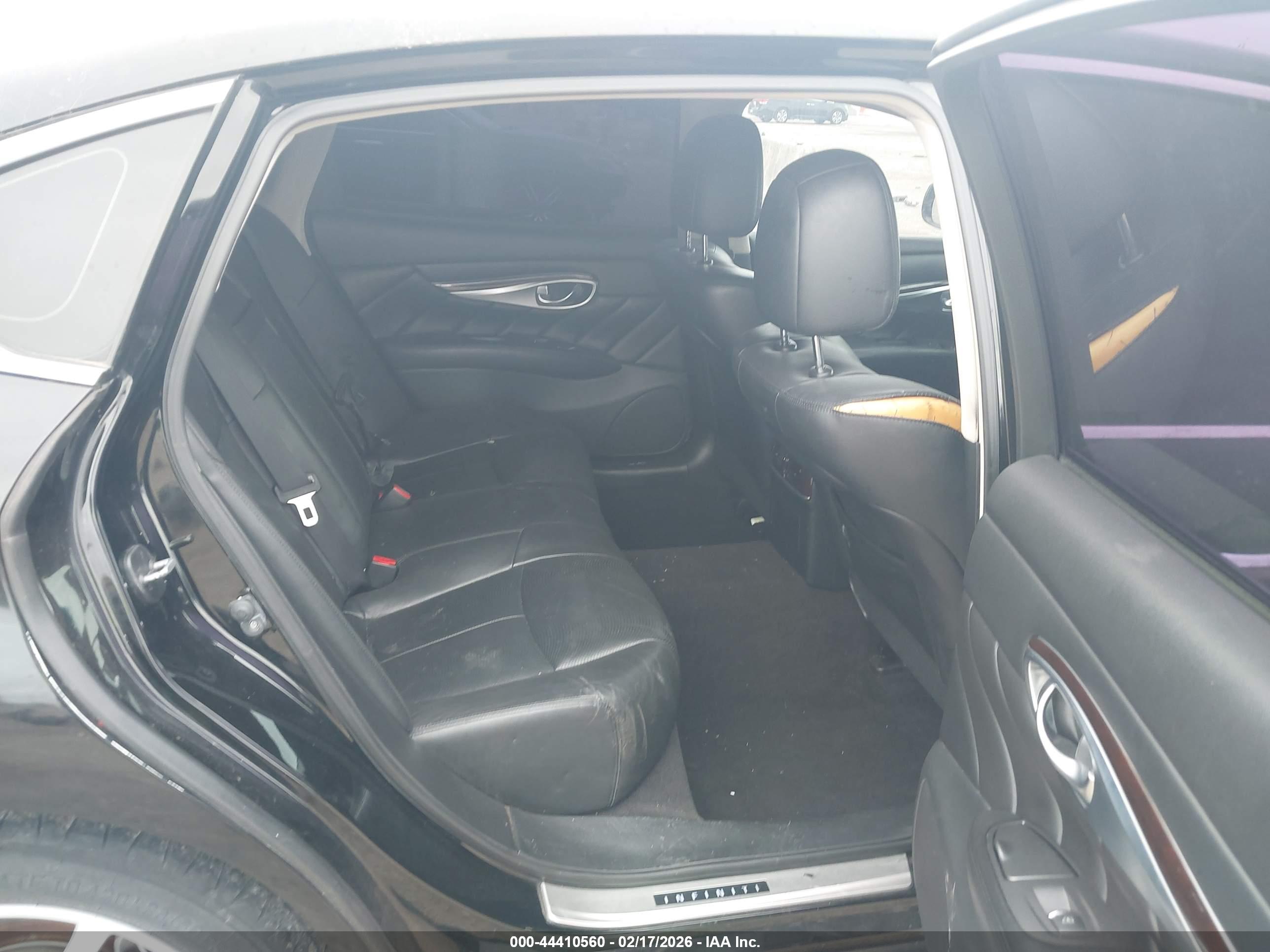 INFINITI Q70L image 8