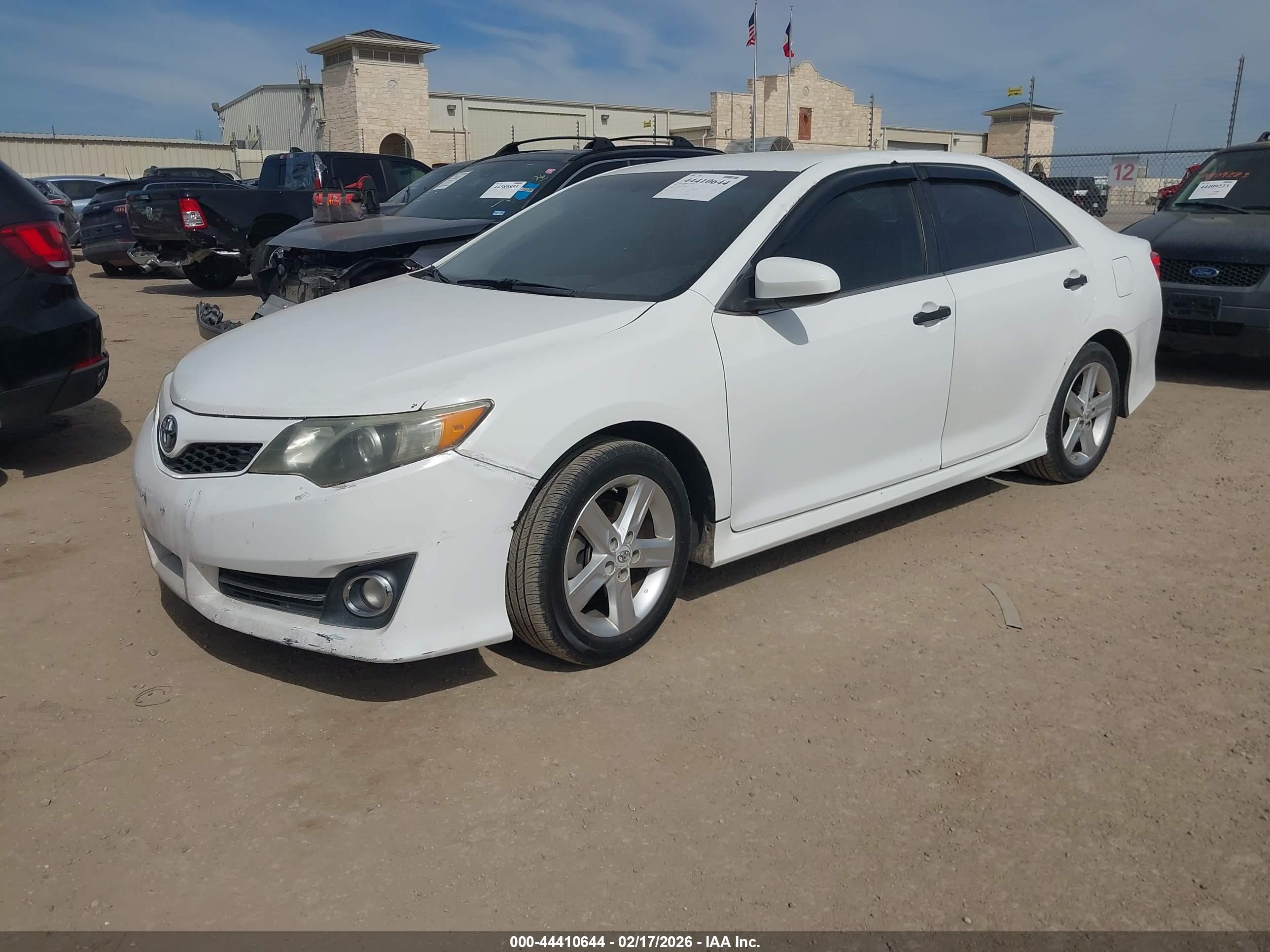 TOYOTA CAMRY image 2