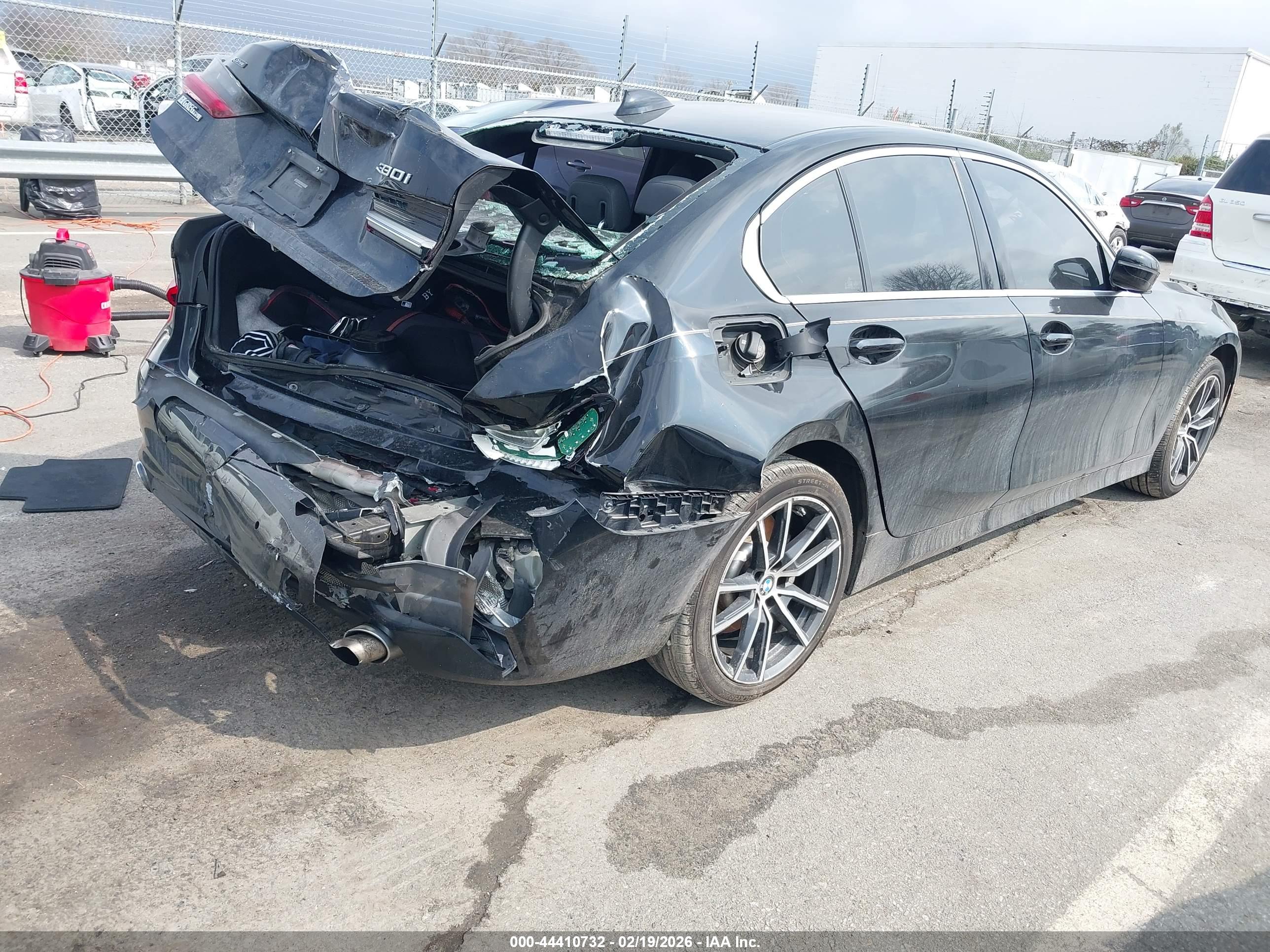 BMW 330I image 4