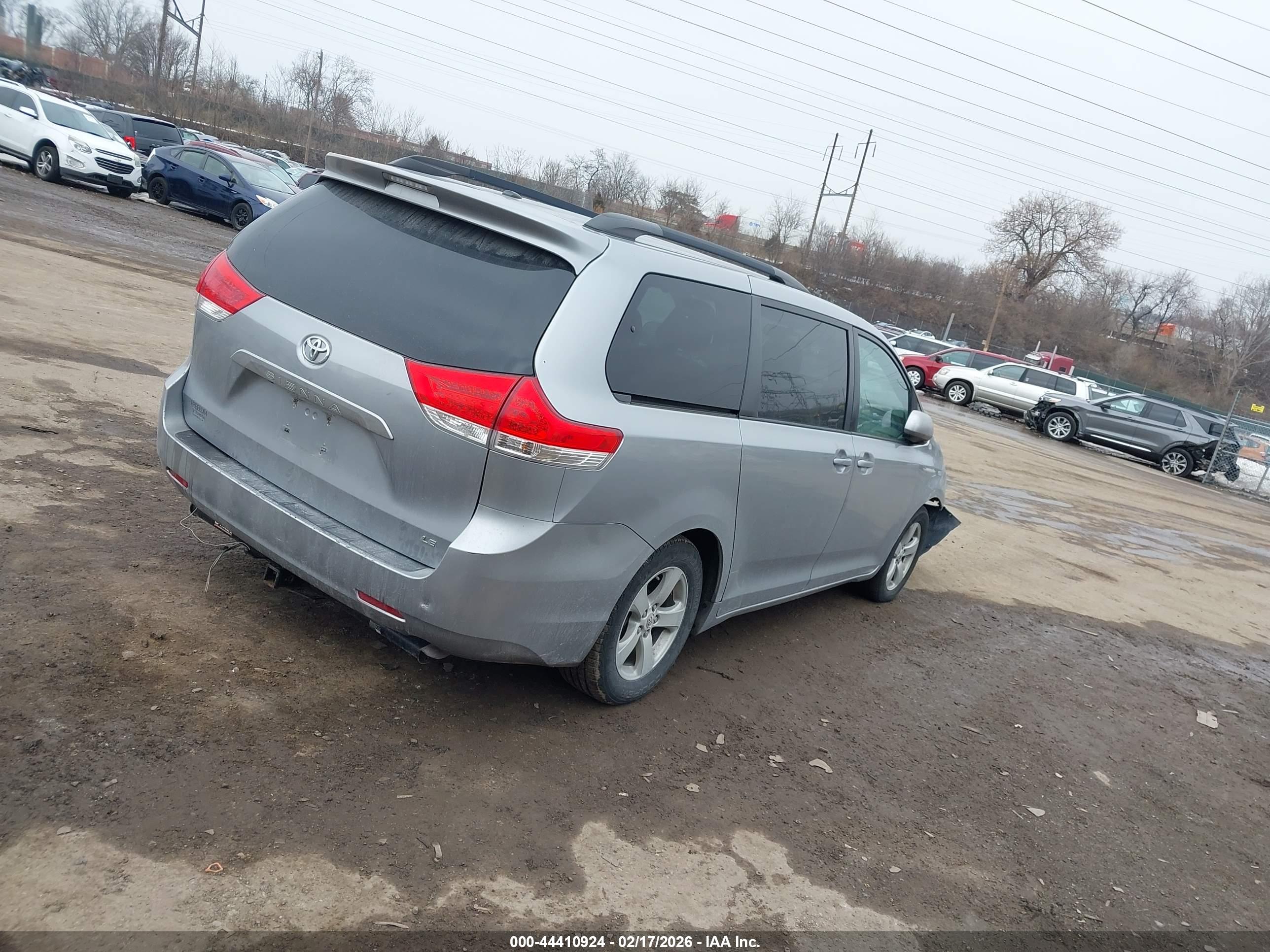 TOYOTA SIENNA image 4