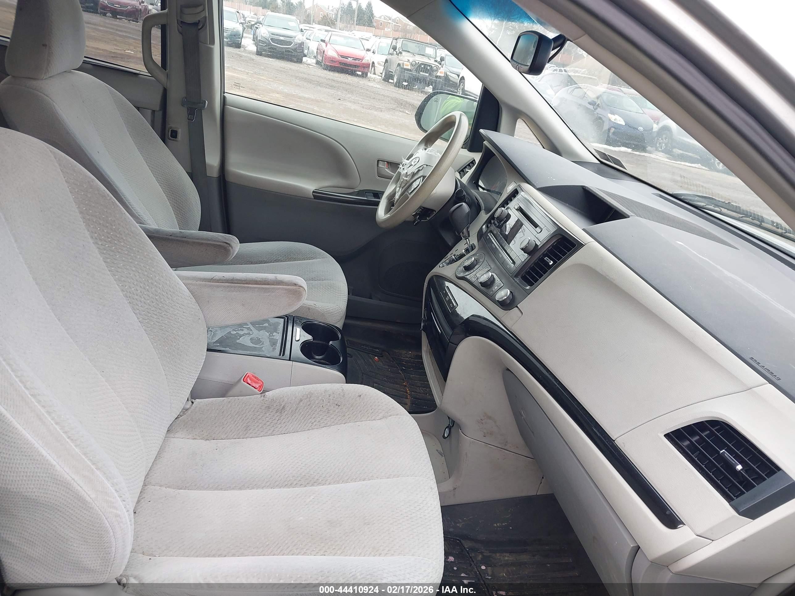 TOYOTA SIENNA image 5