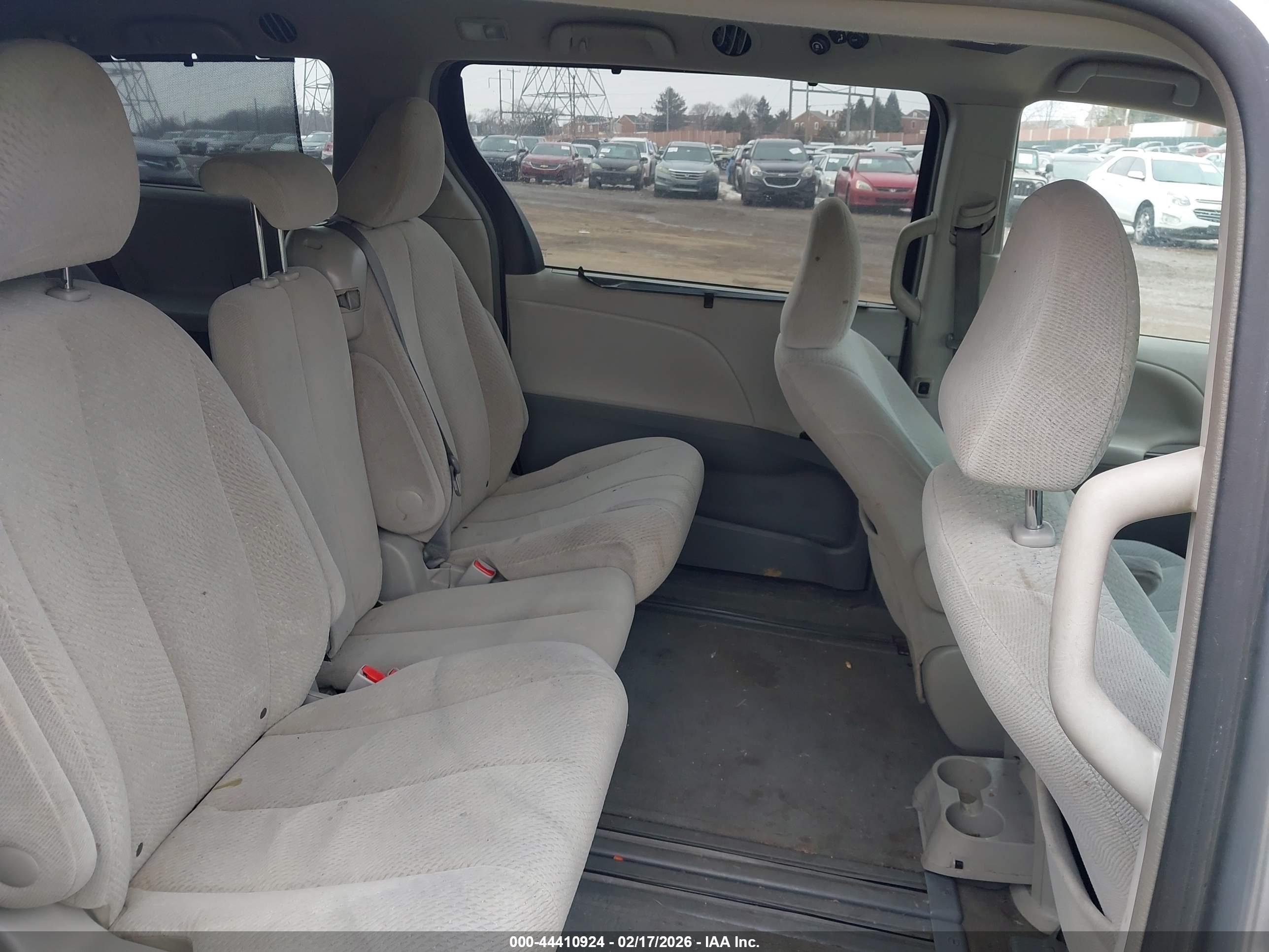 TOYOTA SIENNA image 8