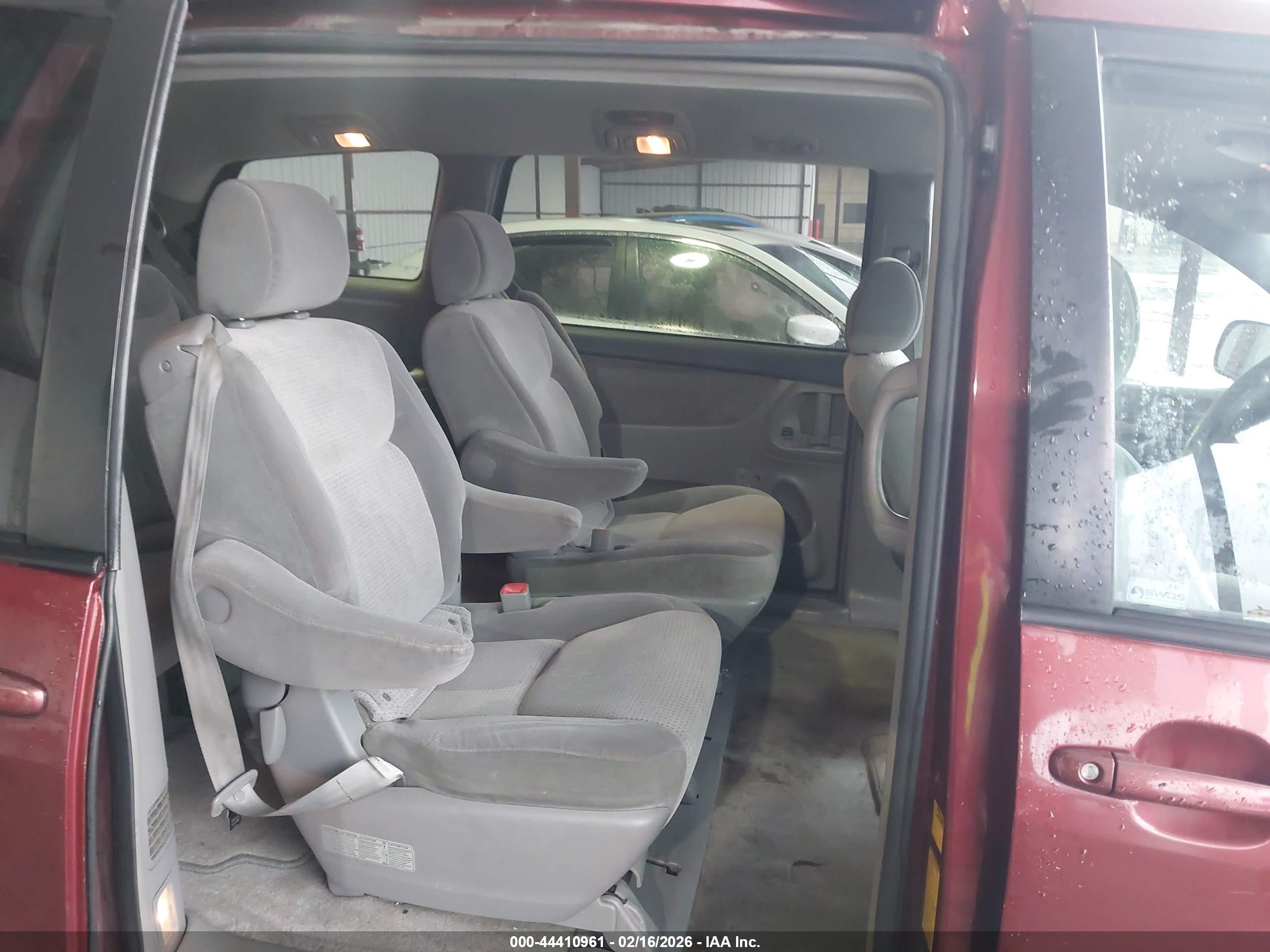 TOYOTA SIENNA image 8