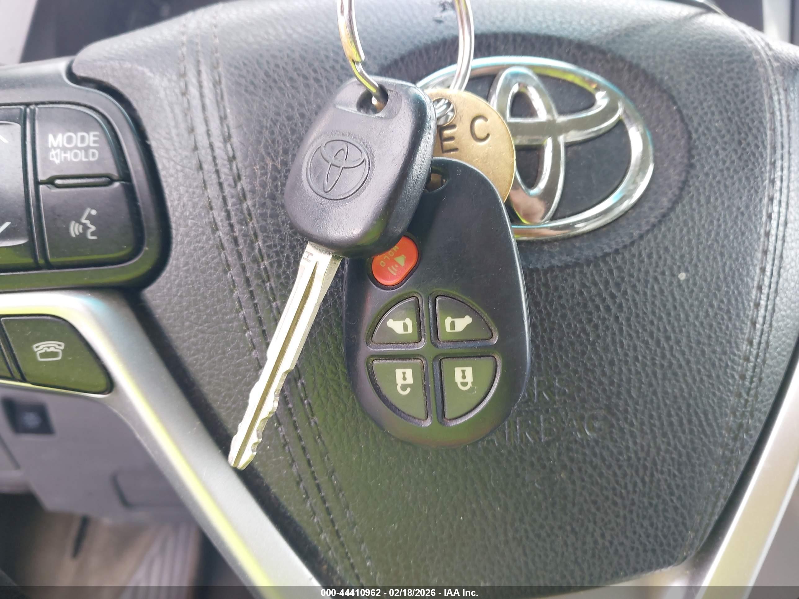 TOYOTA SIENNA image 11