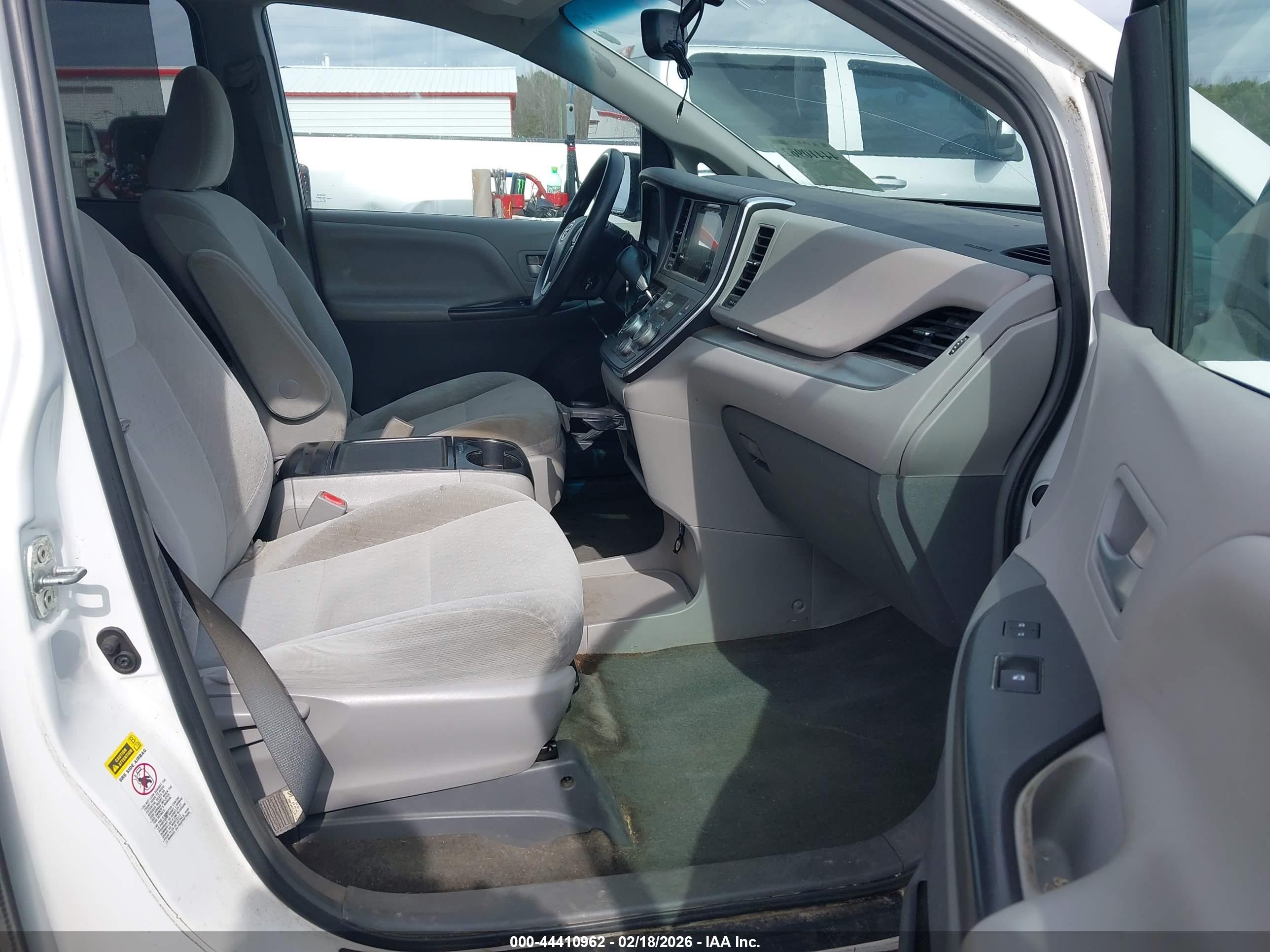 TOYOTA SIENNA image 5