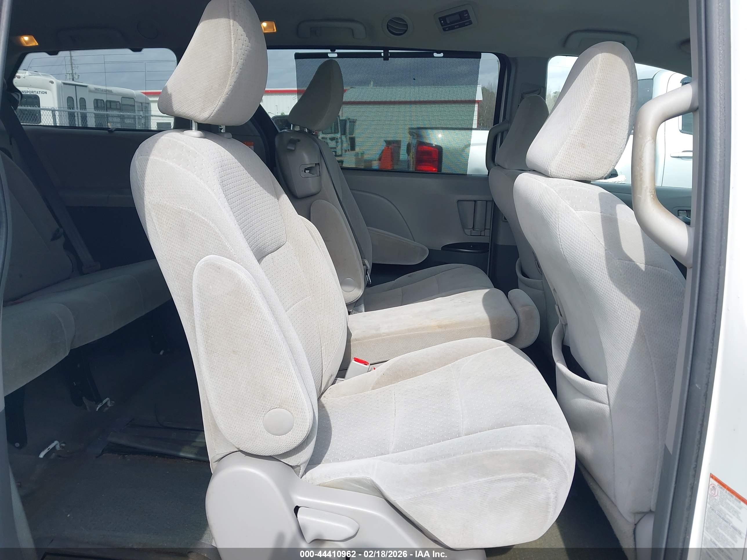 TOYOTA SIENNA image 8