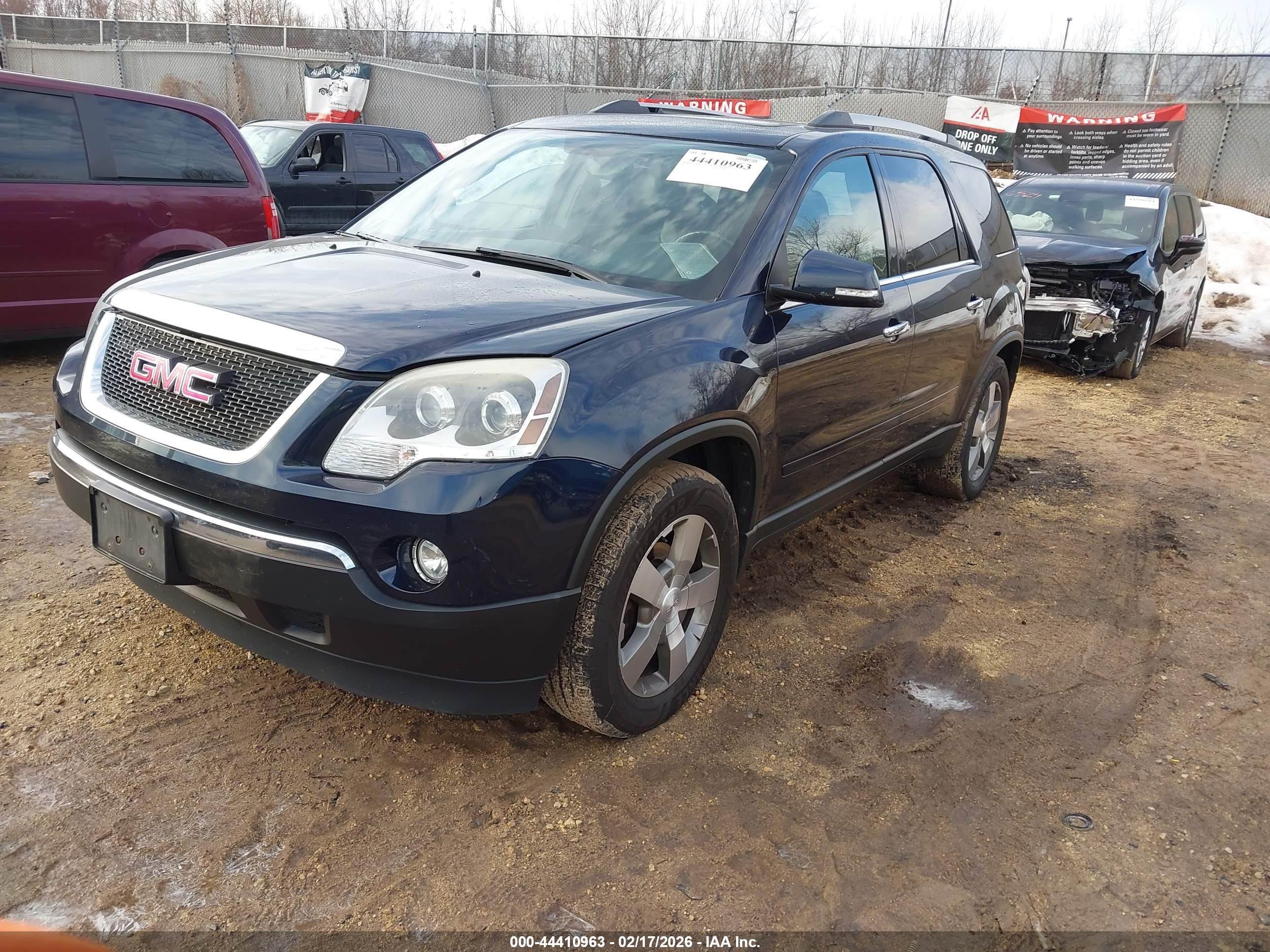 GMC ACADIA image 2