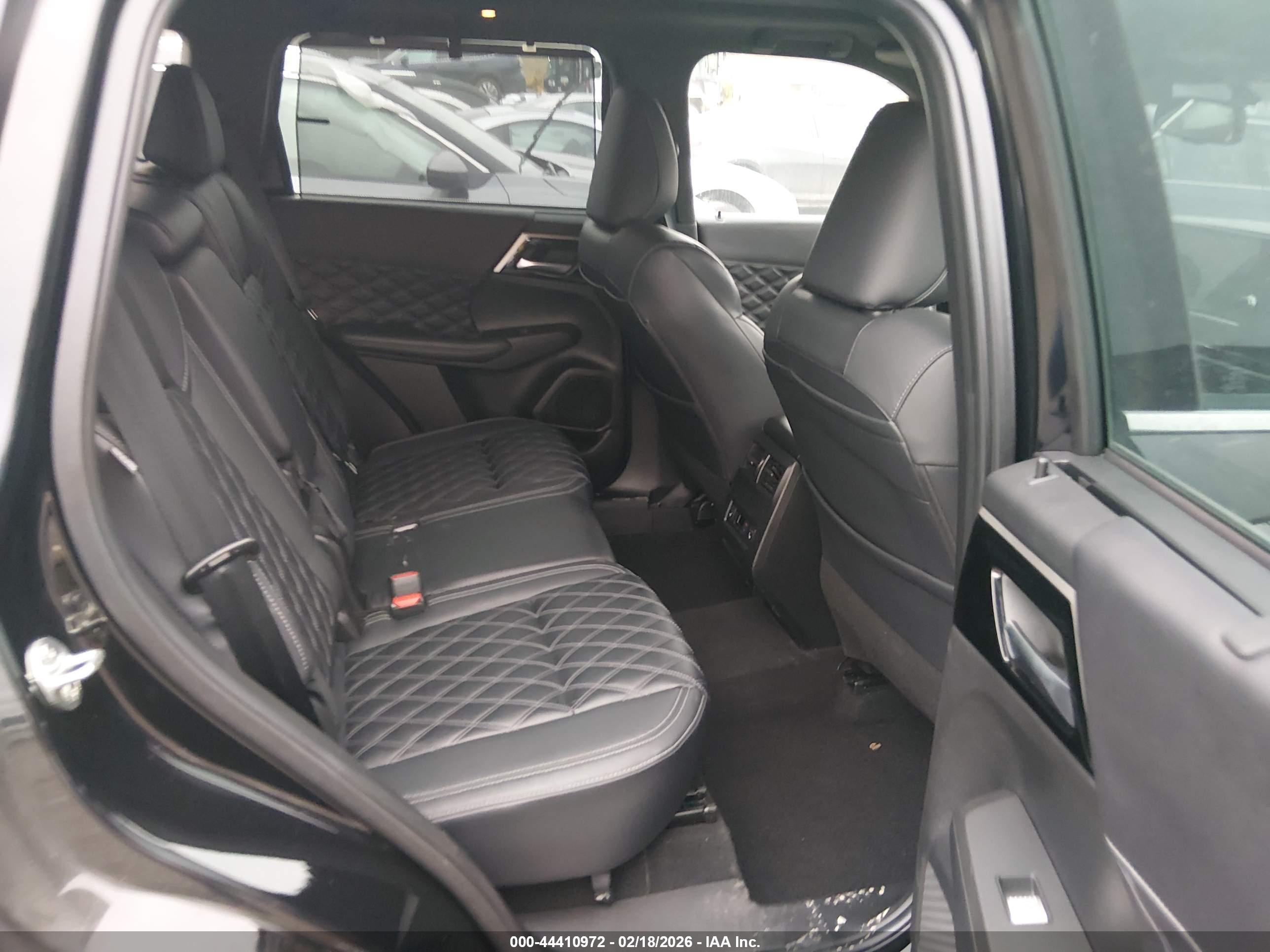 MITSUBISHI OUTLANDER image 8