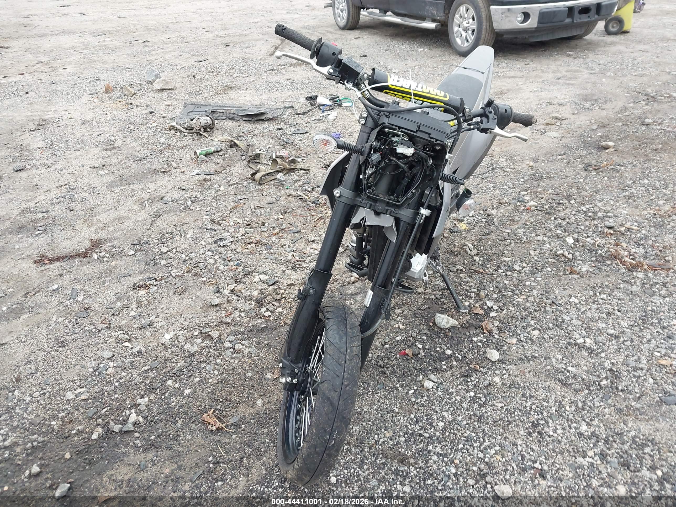 KAWASAKI KLX300 image 5