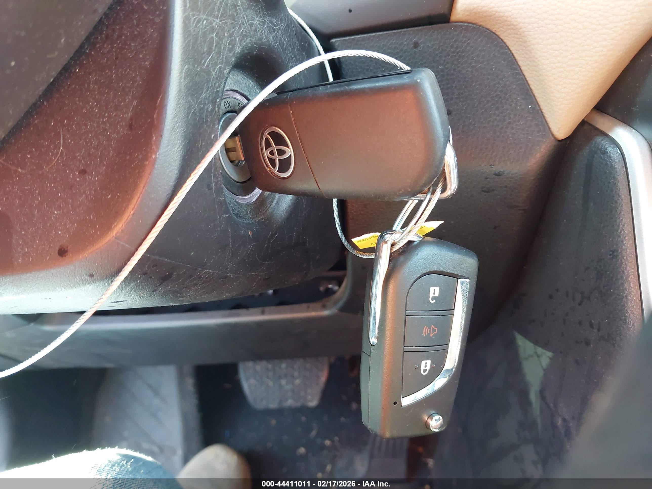 TOYOTA RAV4 image 11