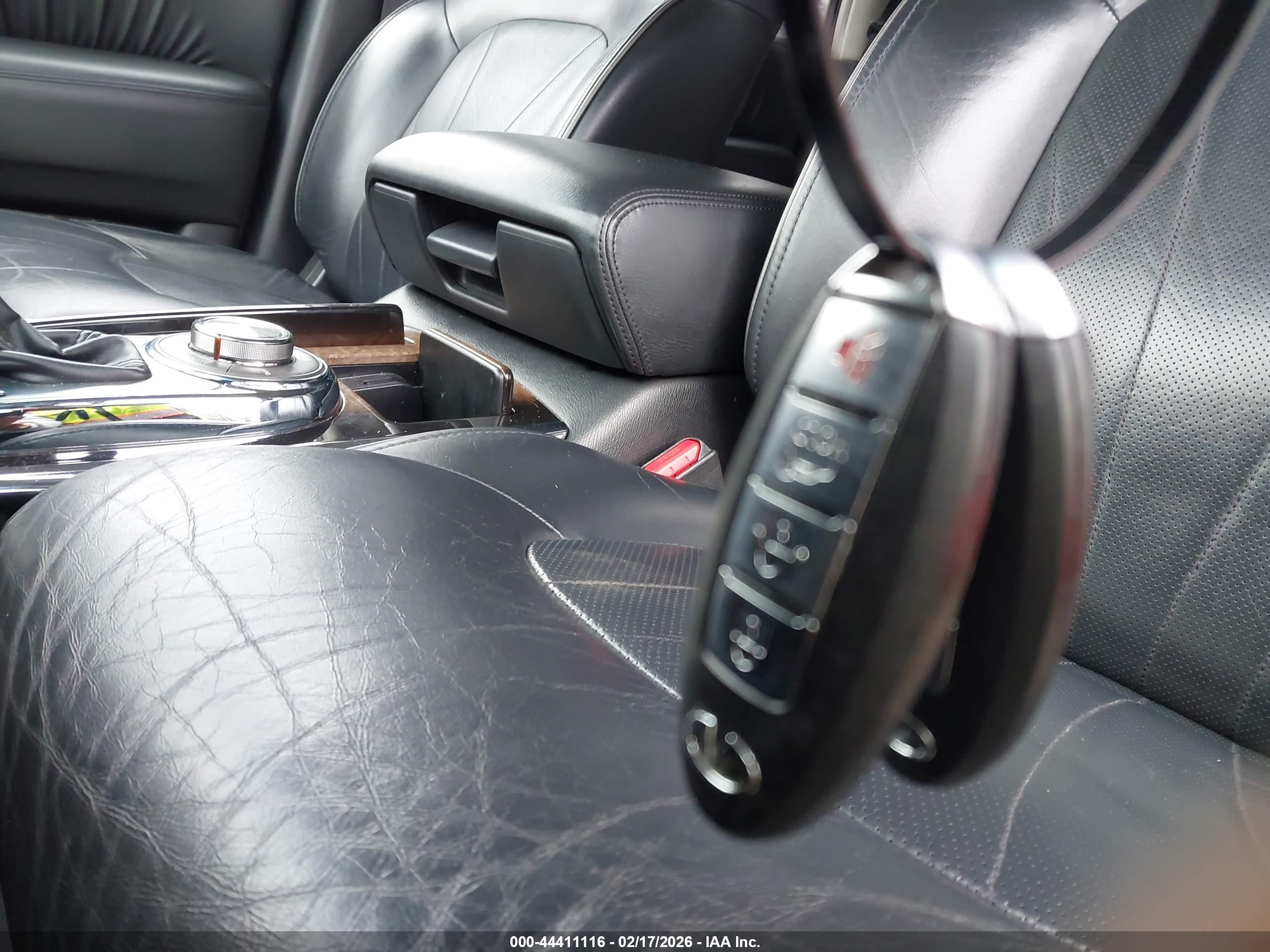 INFINITI QX56 image 11