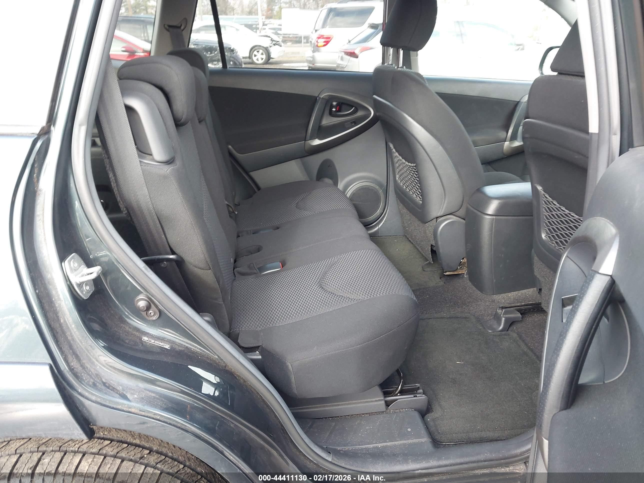 TOYOTA RAV4 image 8