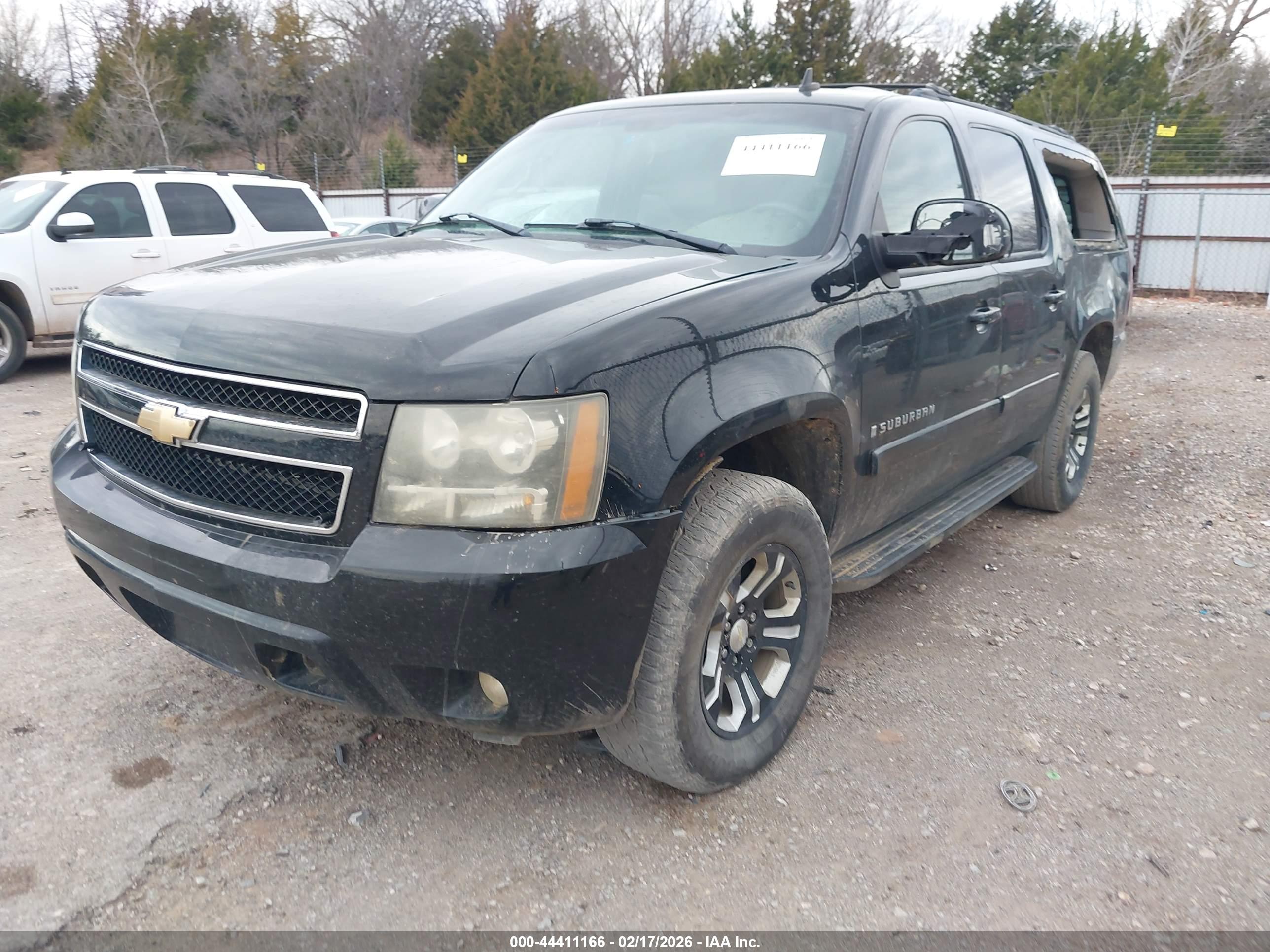 CHEVROLET SUBURBAN image 2