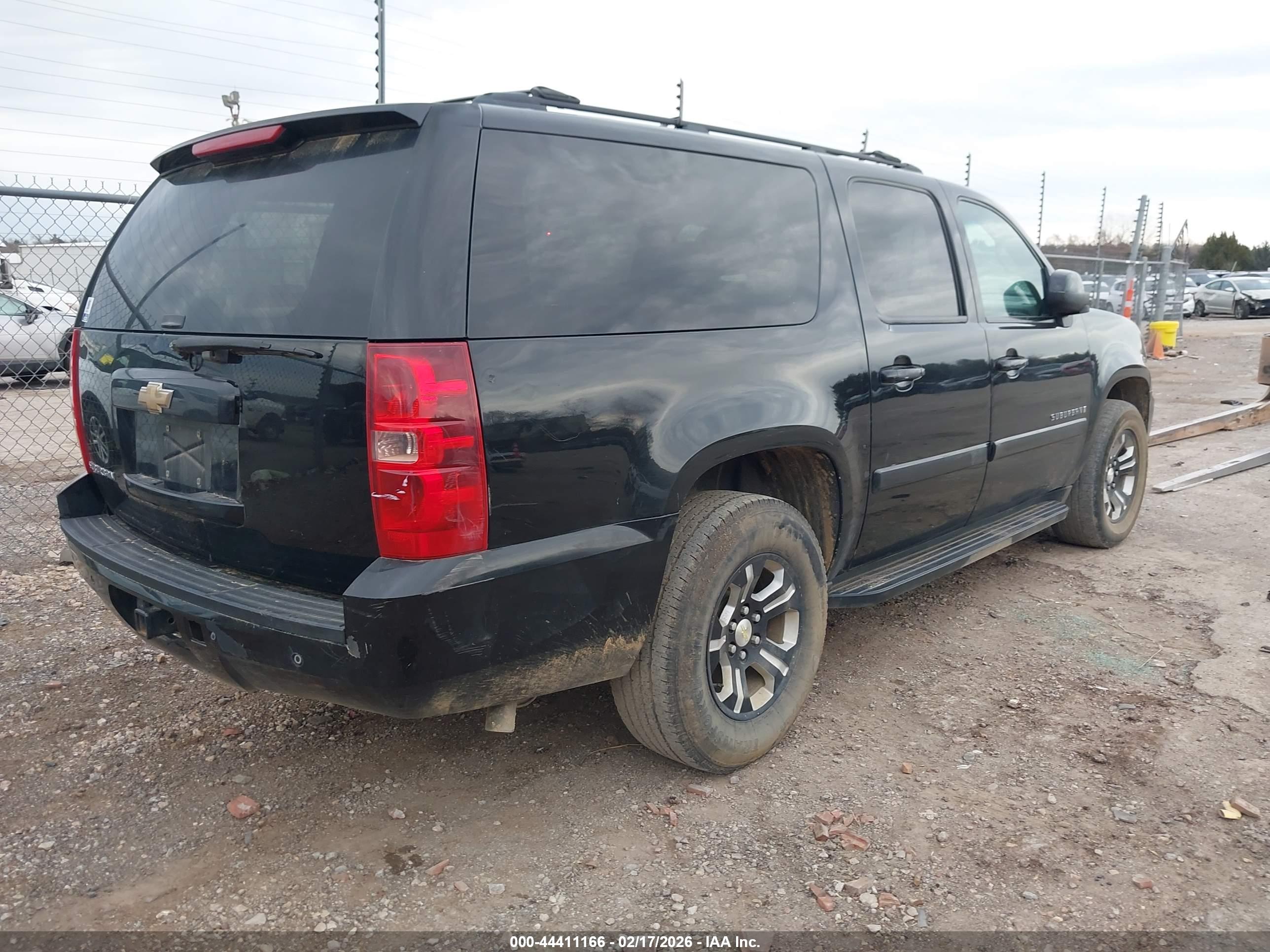 CHEVROLET SUBURBAN image 4