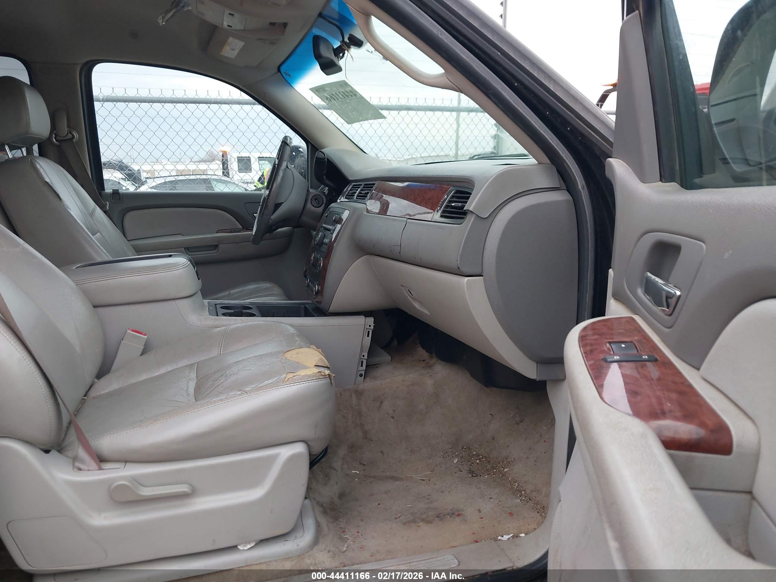 CHEVROLET SUBURBAN image 5