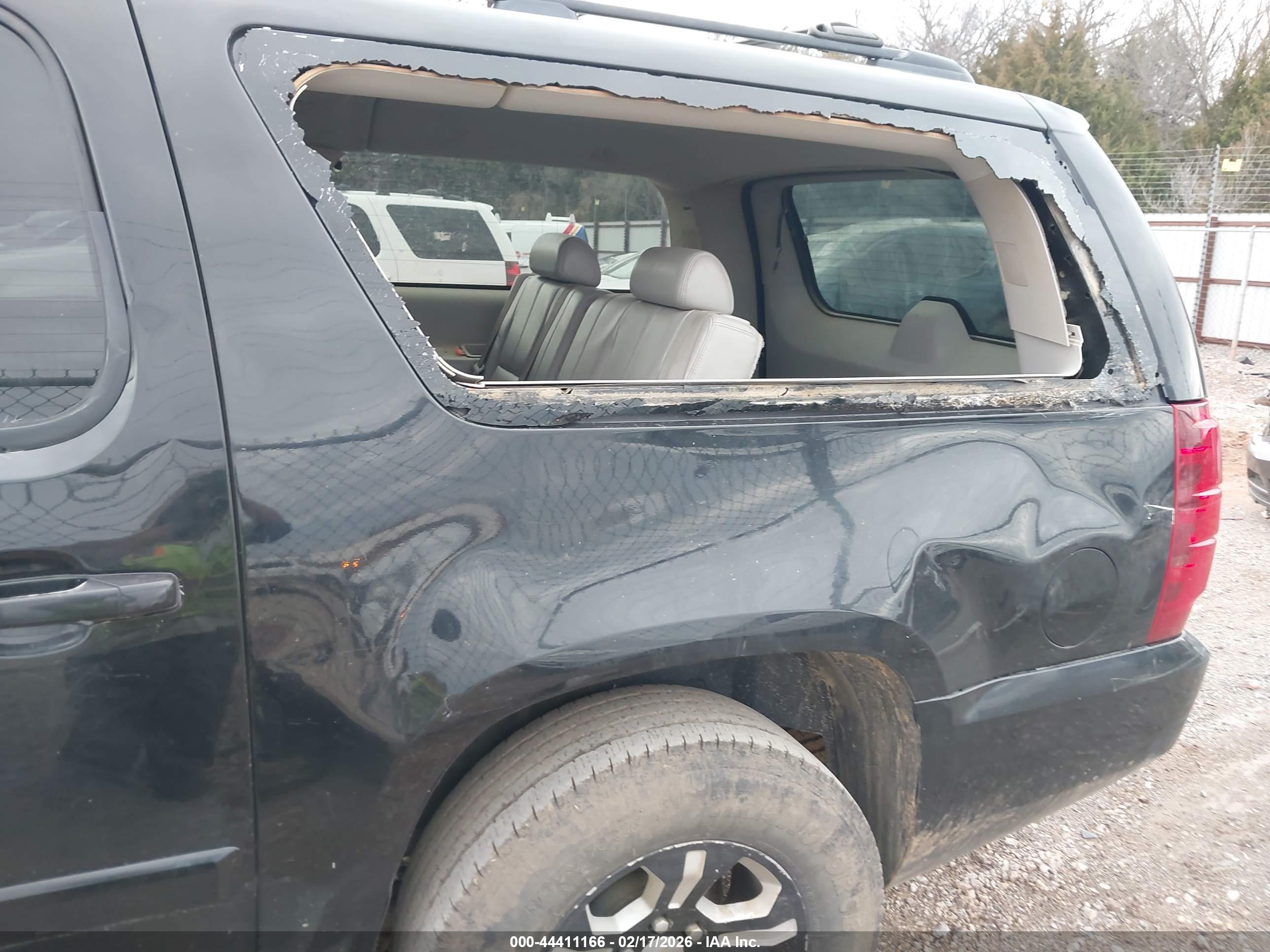 CHEVROLET SUBURBAN image 6