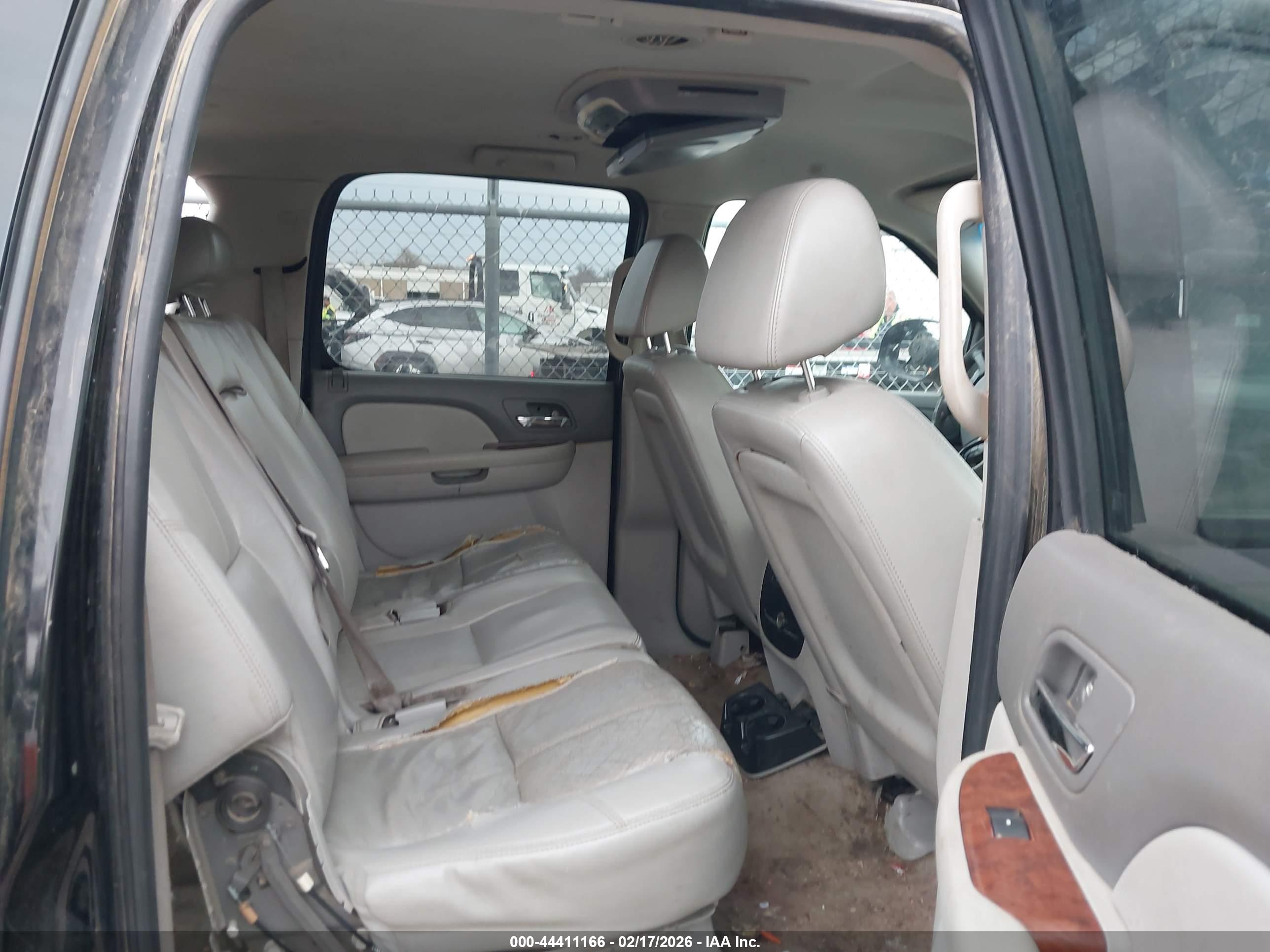 CHEVROLET SUBURBAN image 8