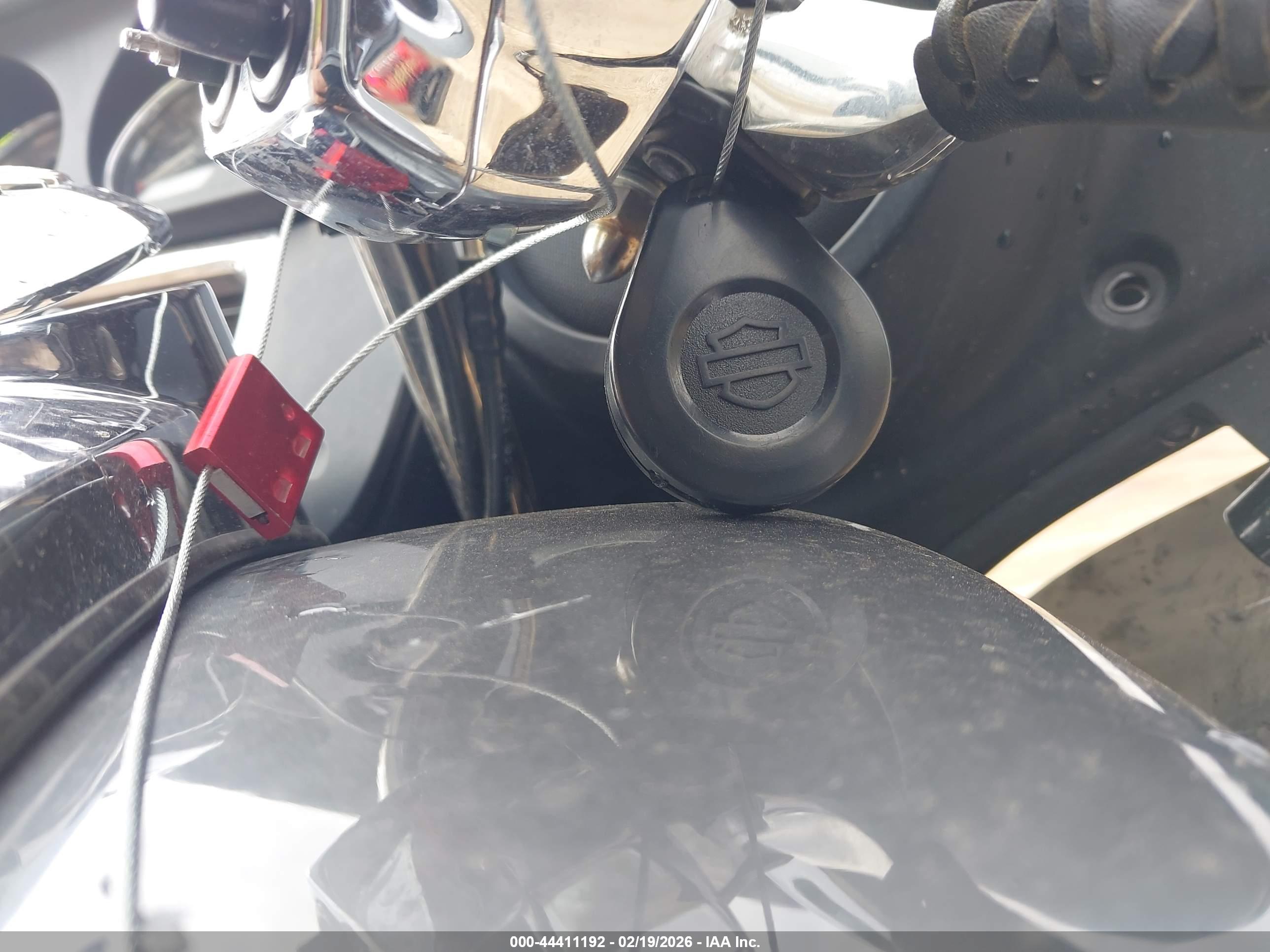 HARLEY-DAVIDSON FLHTCUTG image 11