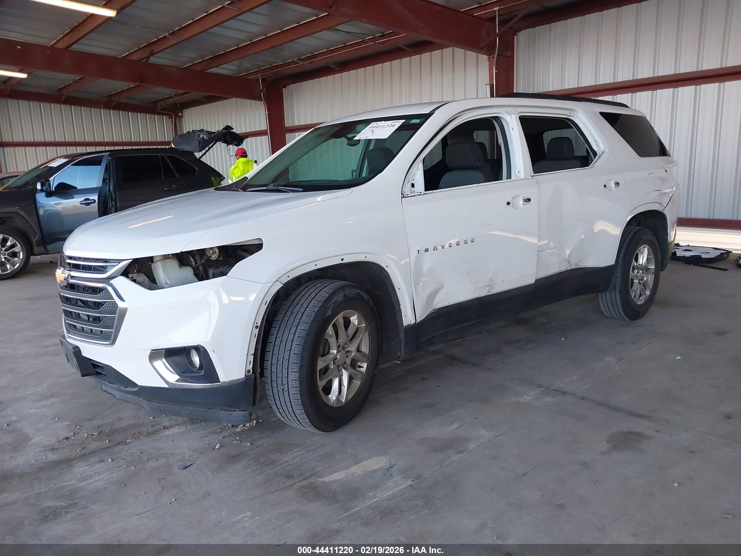 CHEVROLET TRAVERSE image 2