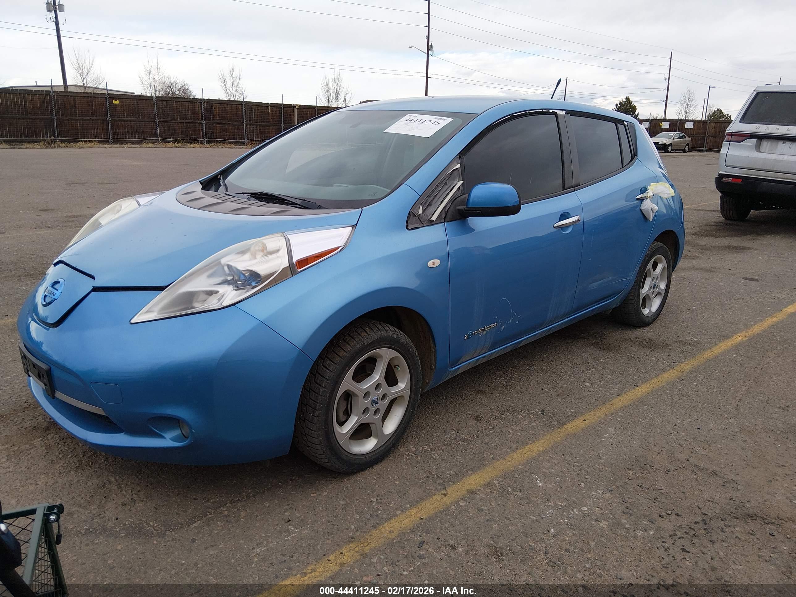 NISSAN LEAF image 2