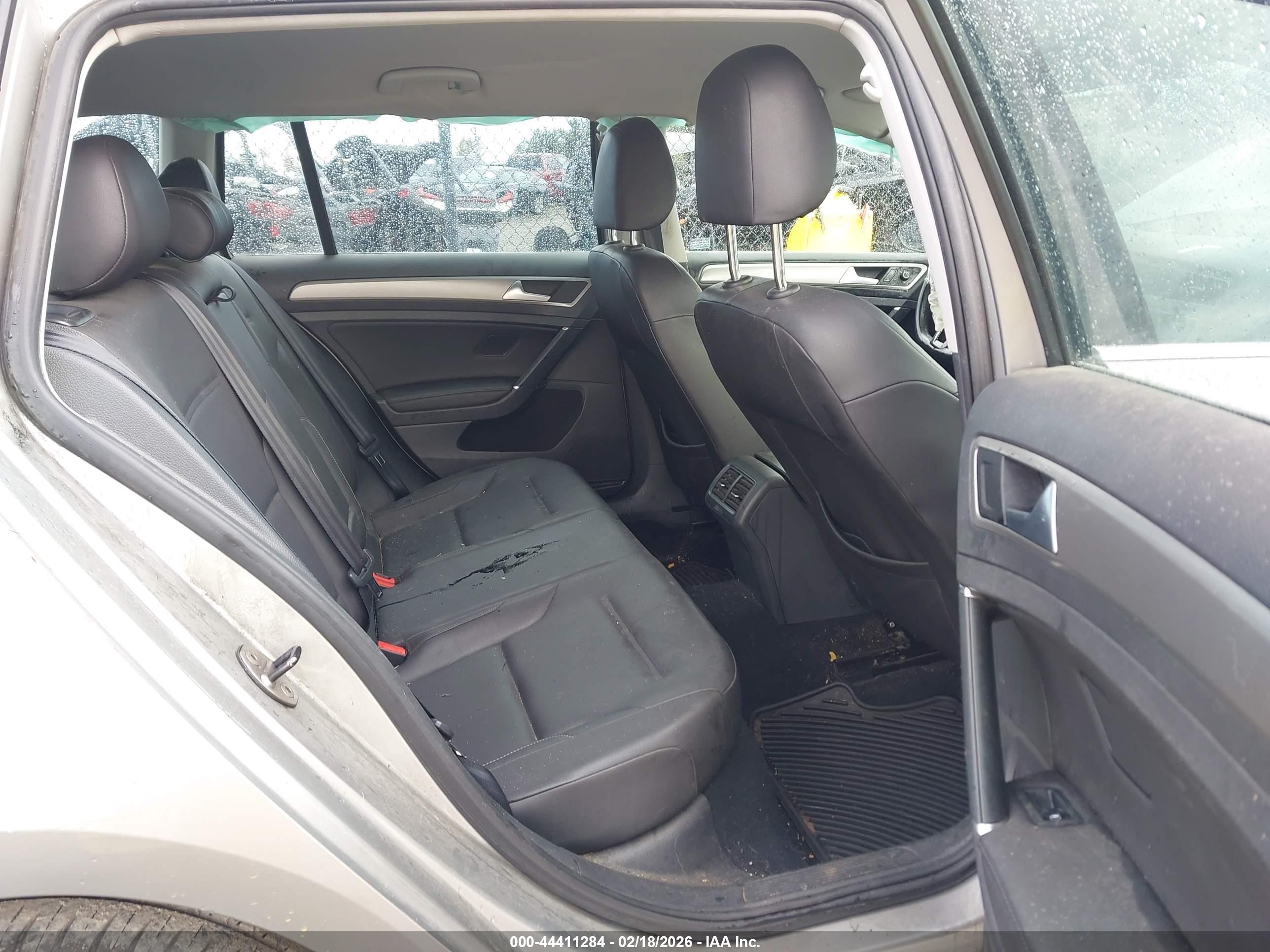 VOLKSWAGEN GOLF image 8