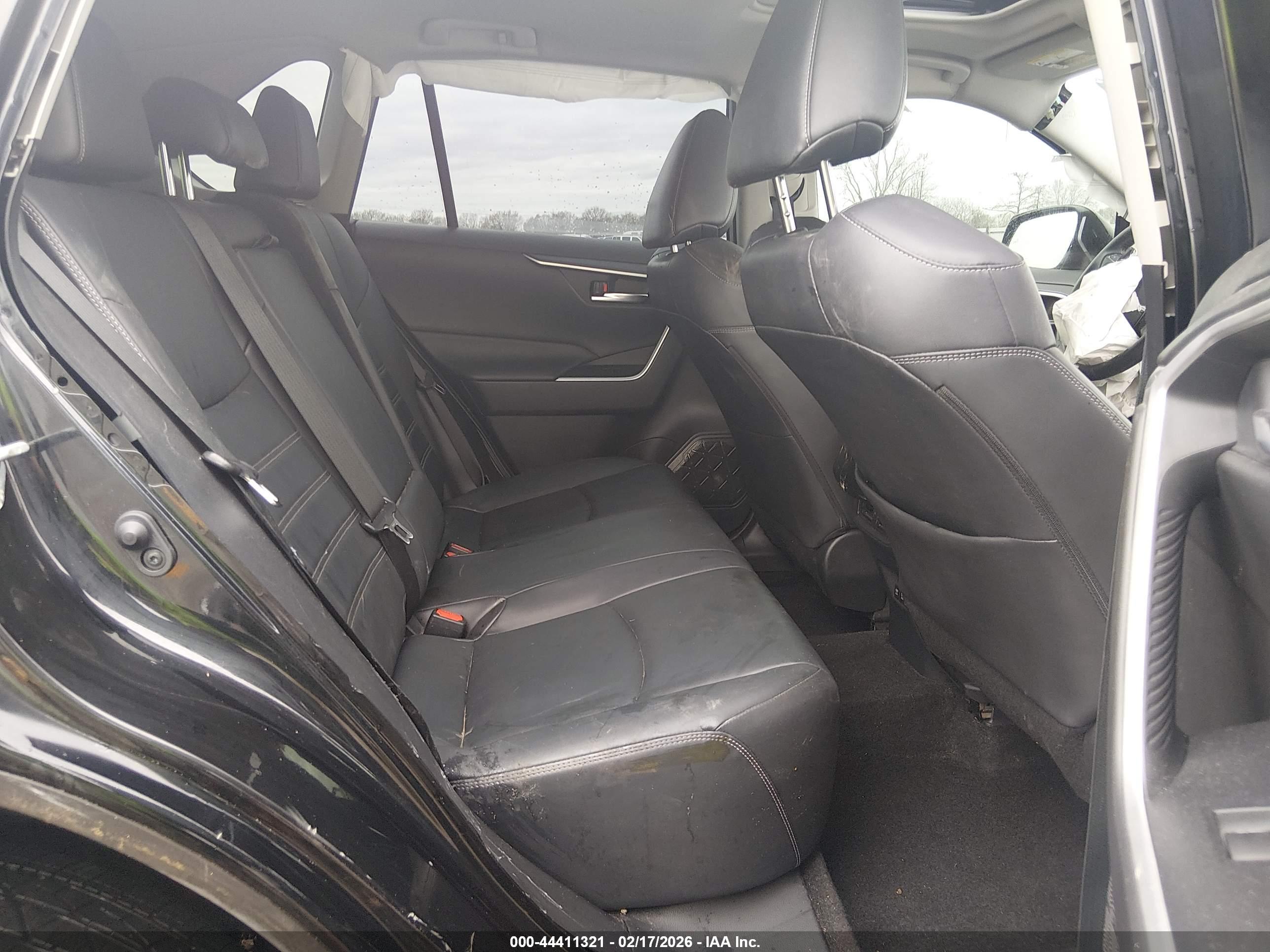 TOYOTA RAV4 image 8