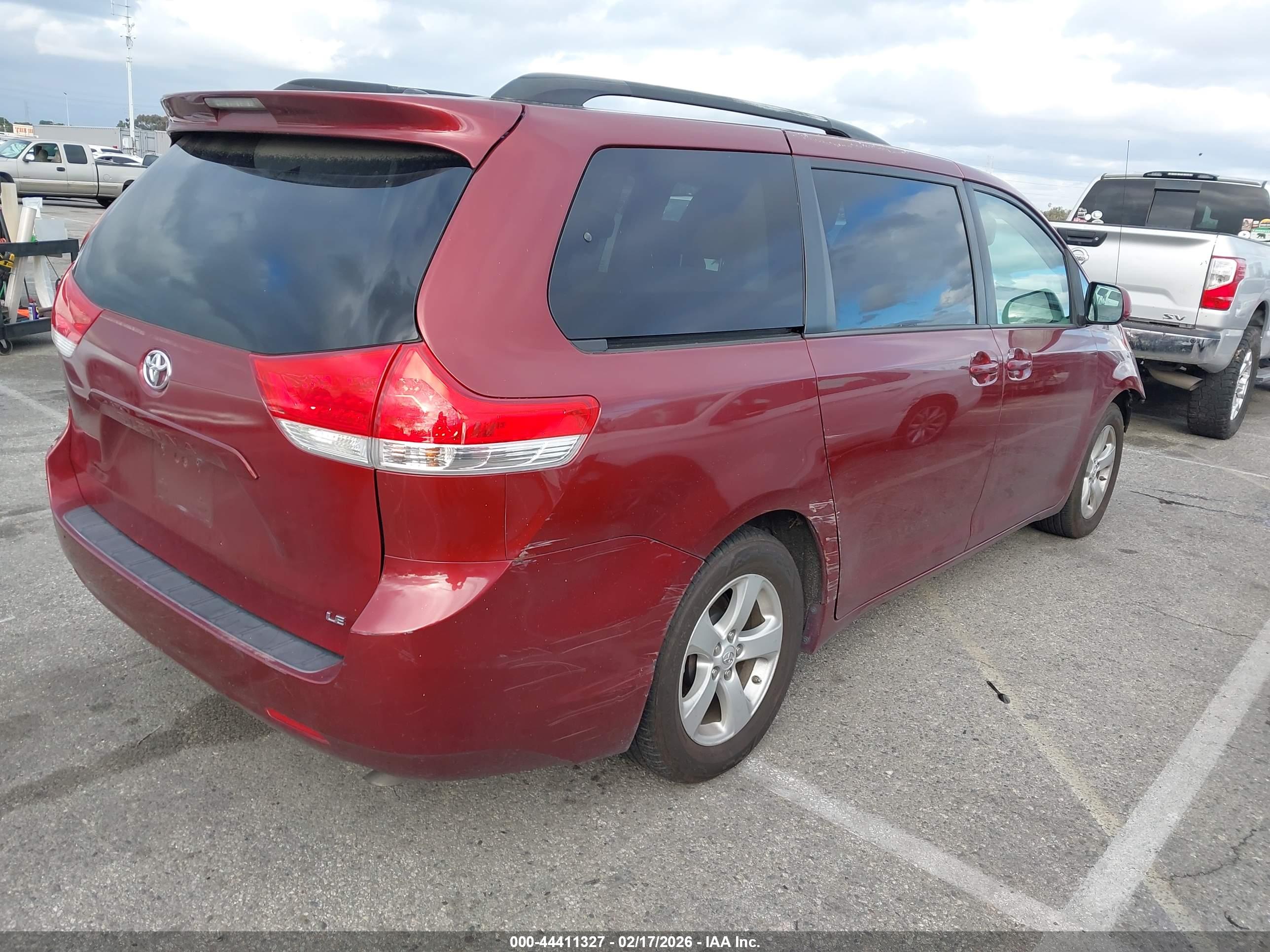 TOYOTA SIENNA image 4
