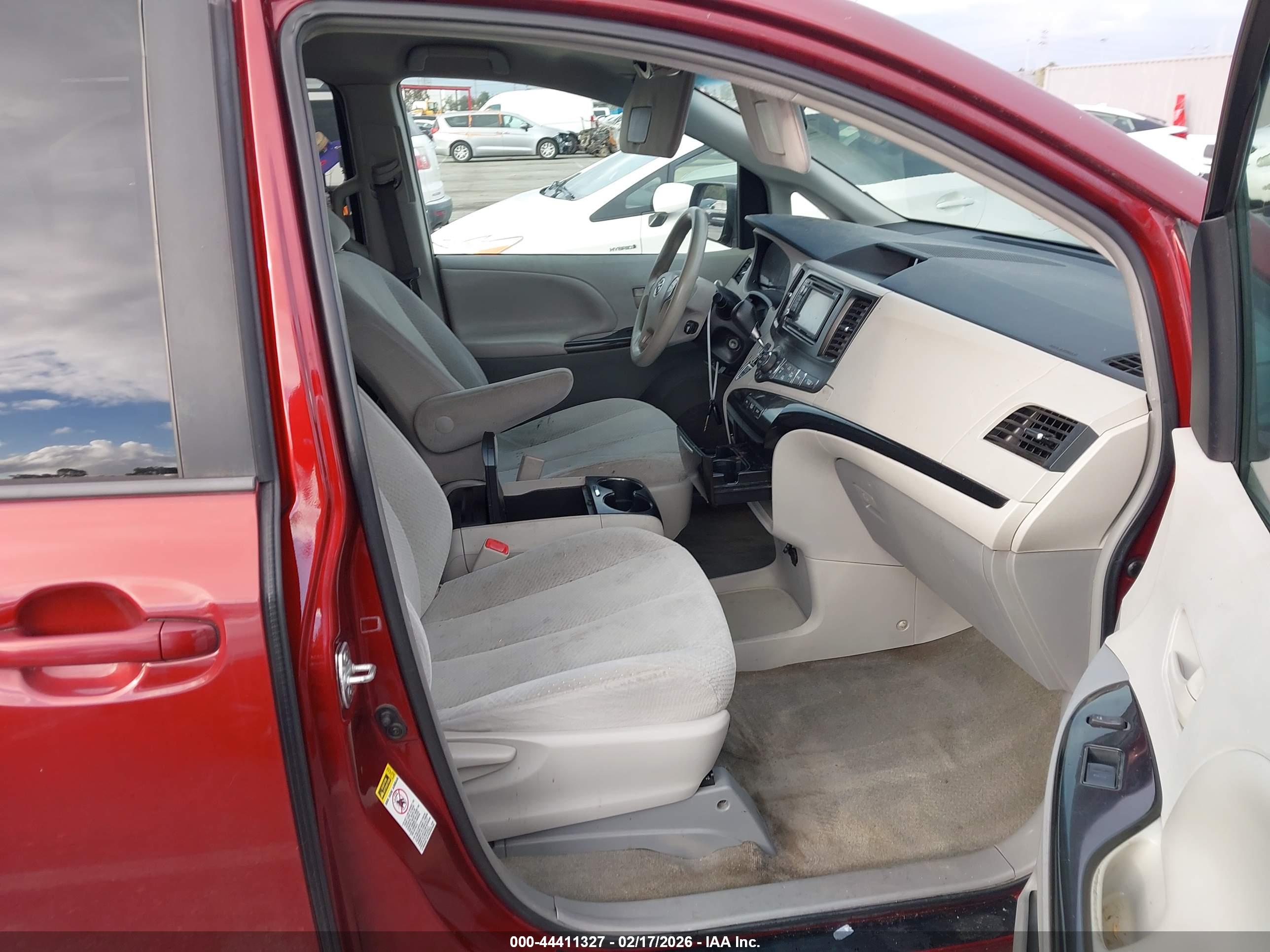 TOYOTA SIENNA image 5