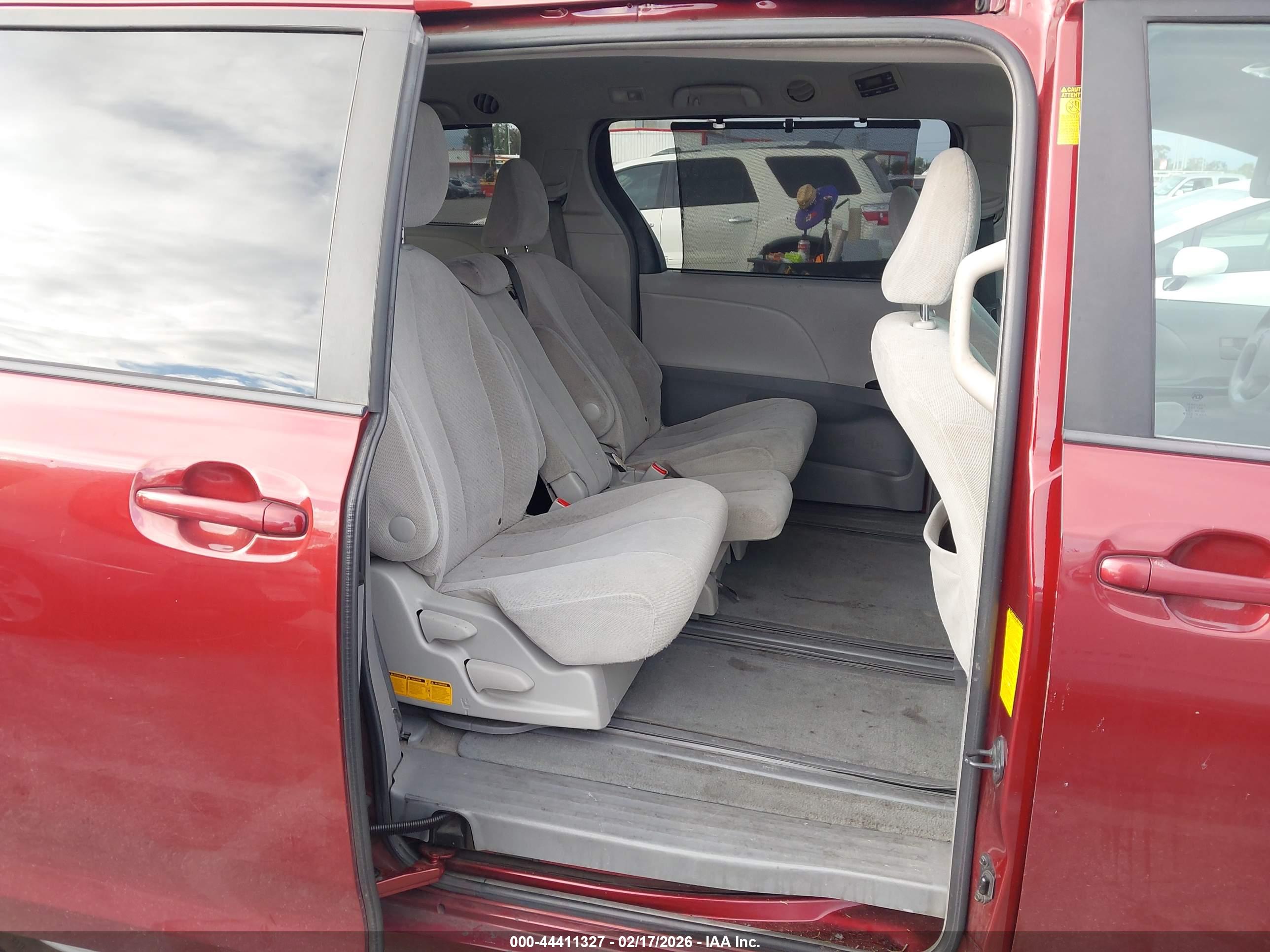 TOYOTA SIENNA image 8