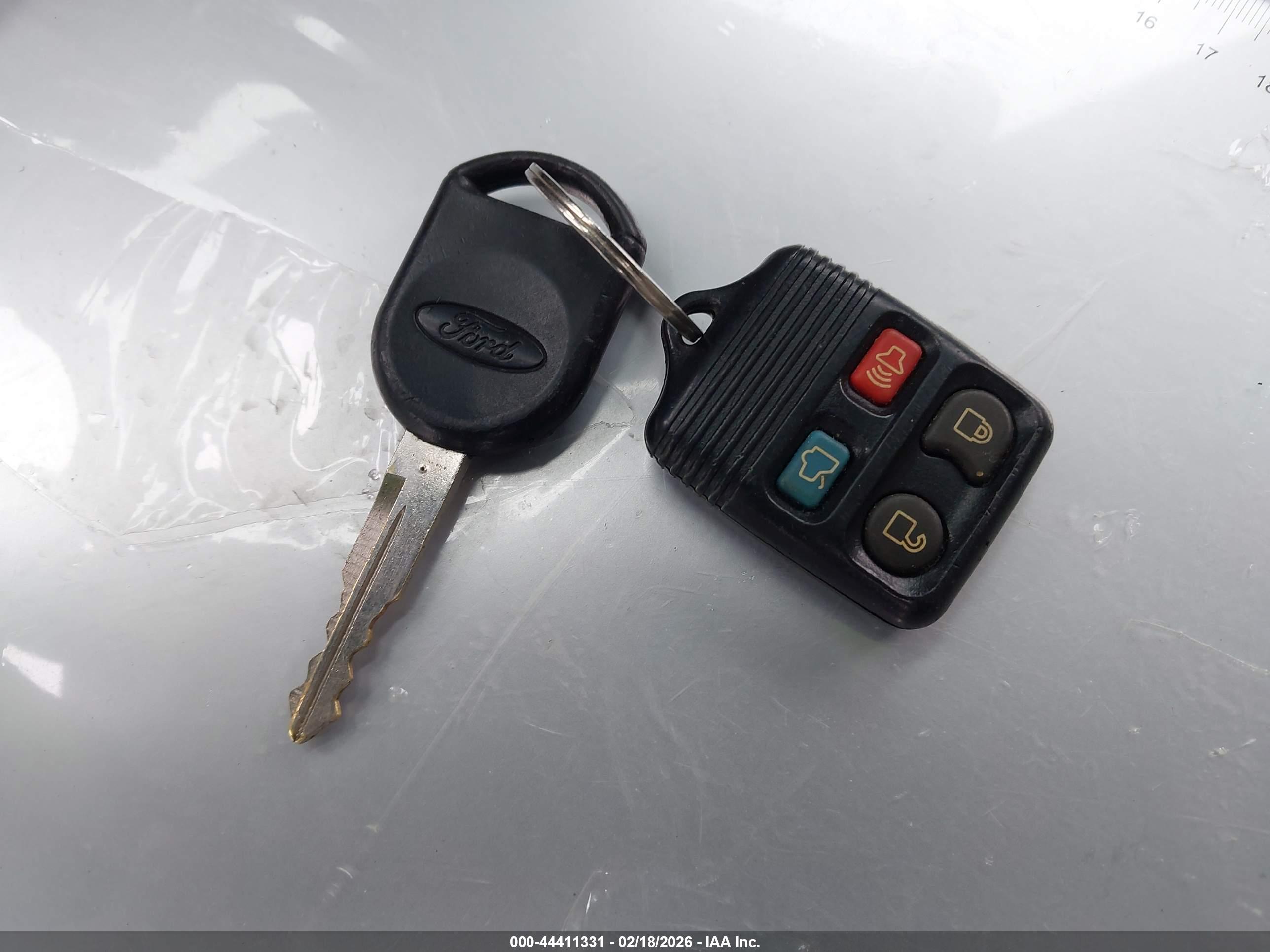 FORD TAURUS image 11