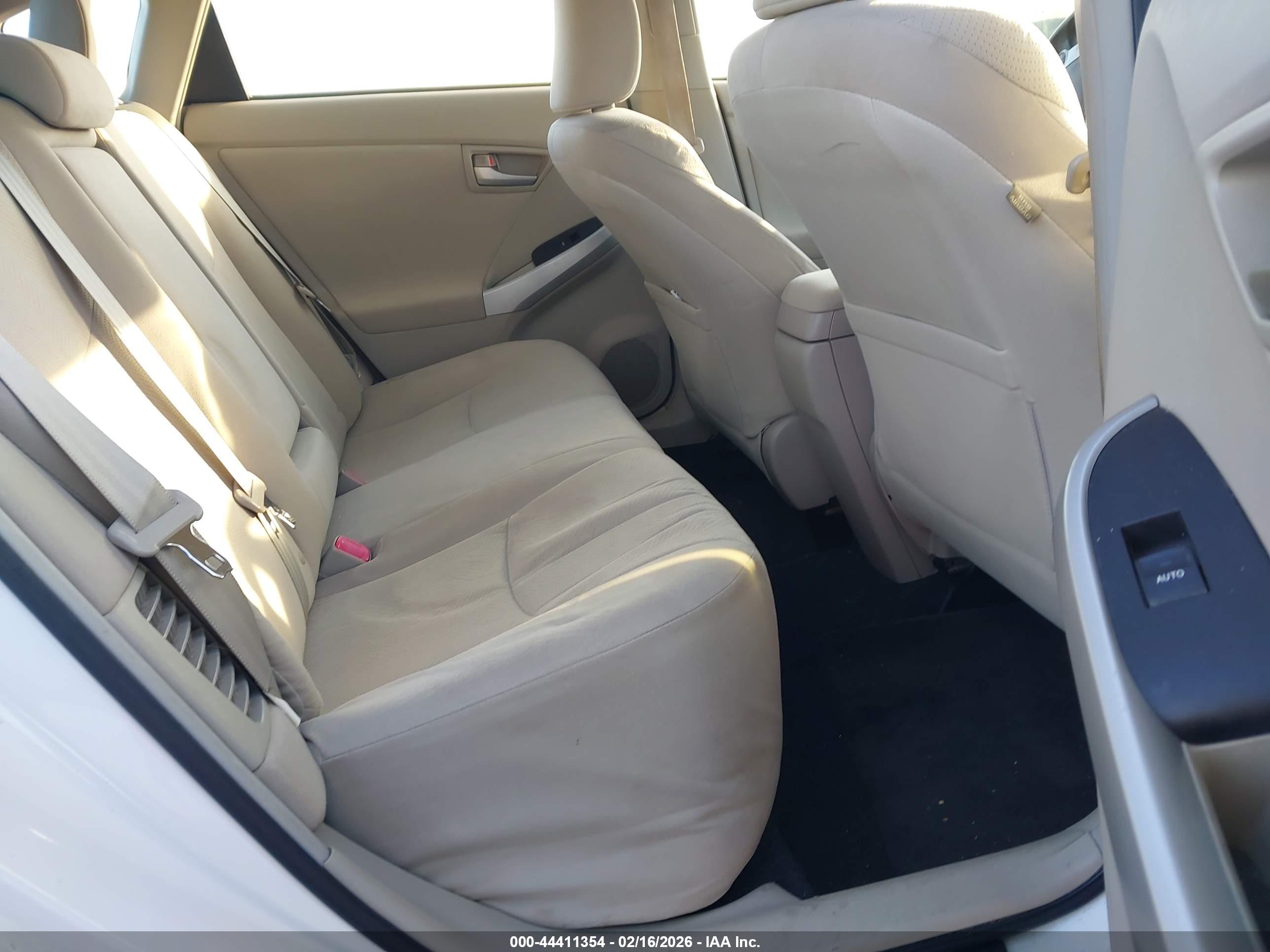 TOYOTA PRIUS image 8