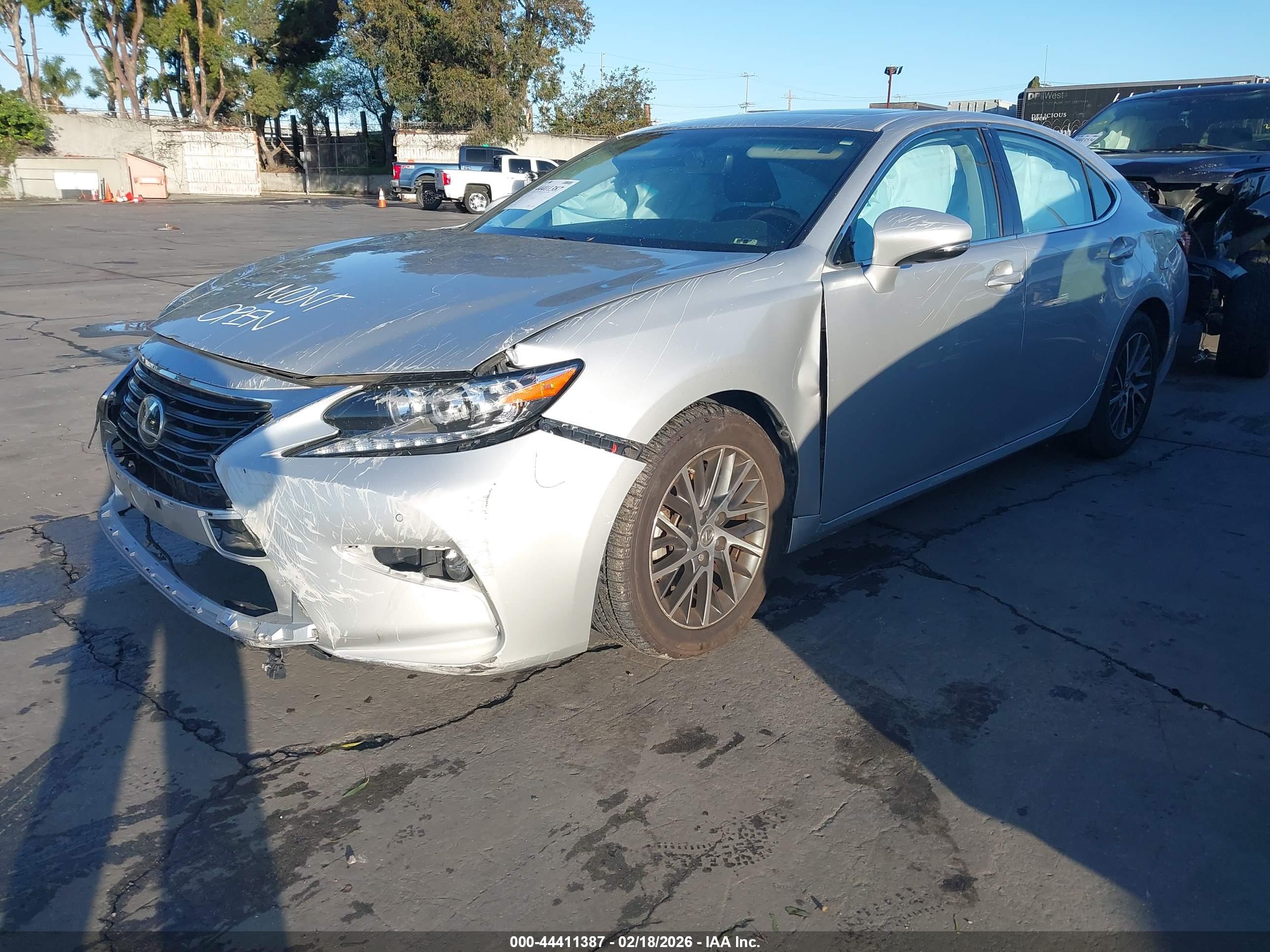 LEXUS ES image 2