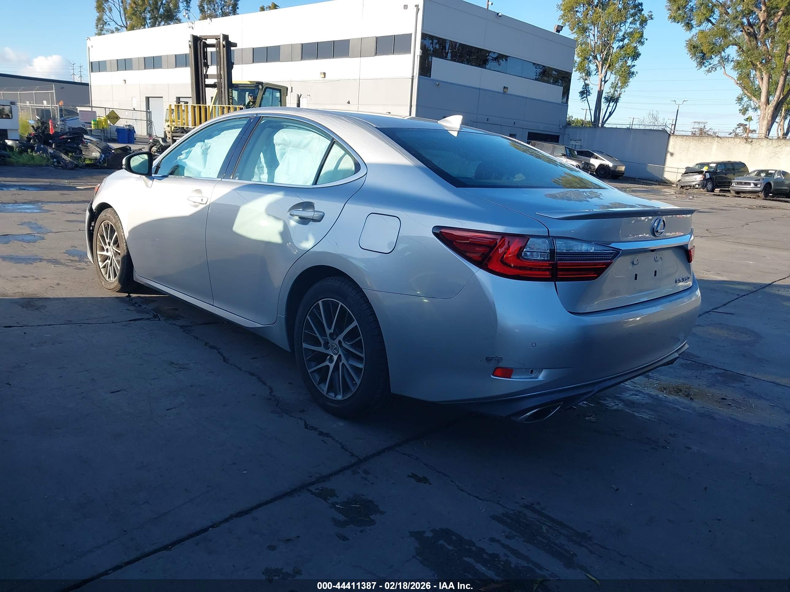 LEXUS ES image 3