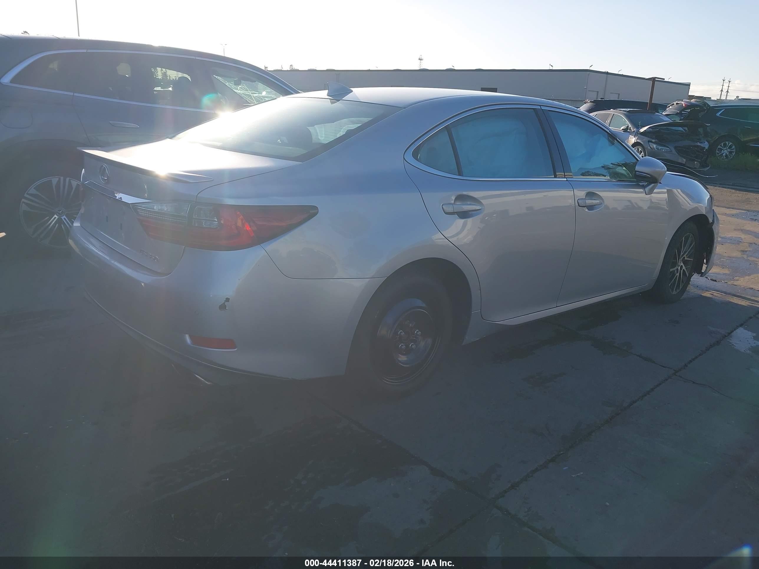 LEXUS ES image 4