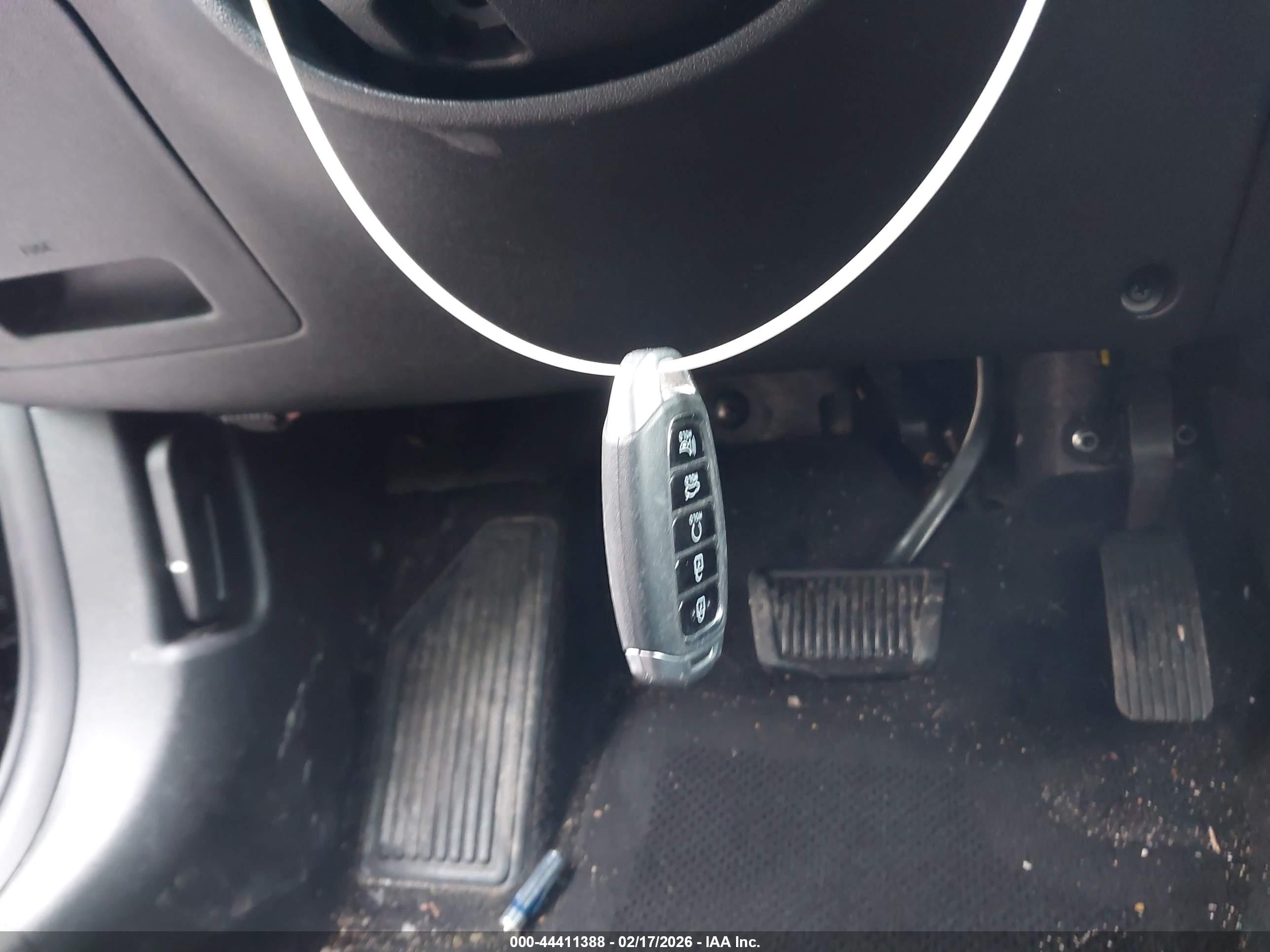 HYUNDAI ELANTRA image 11