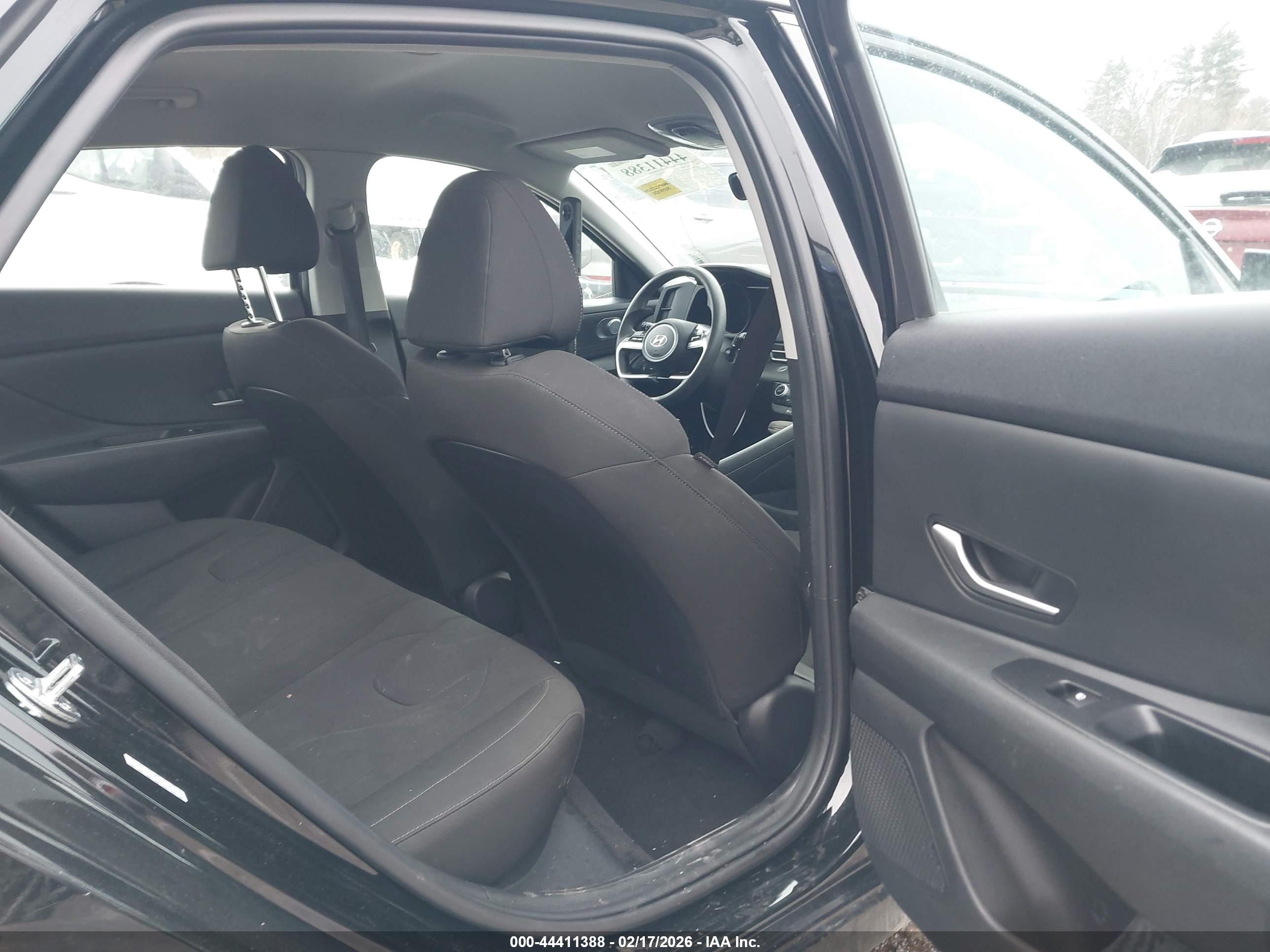 HYUNDAI ELANTRA image 8