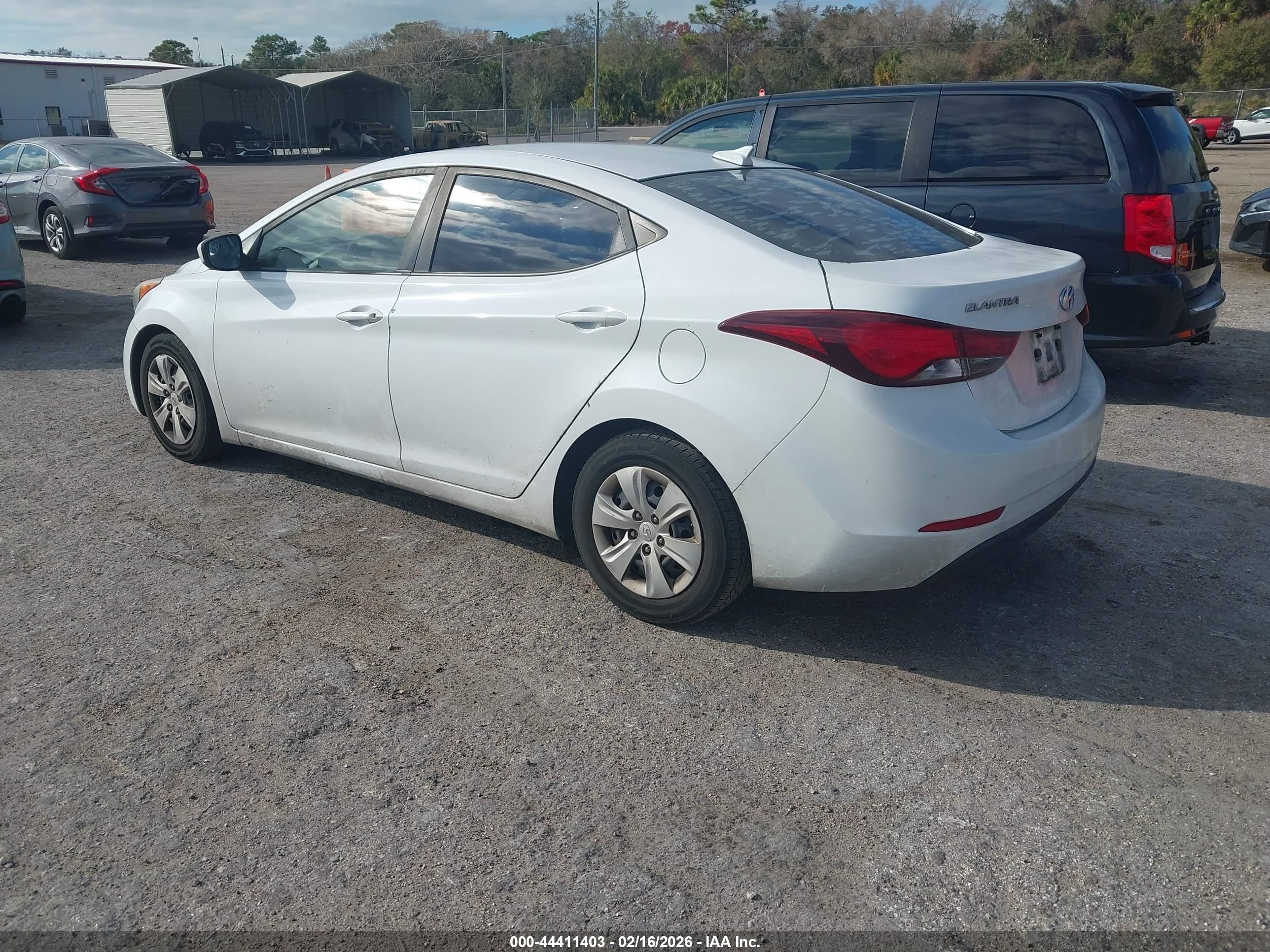 HYUNDAI ELANTRA image 3