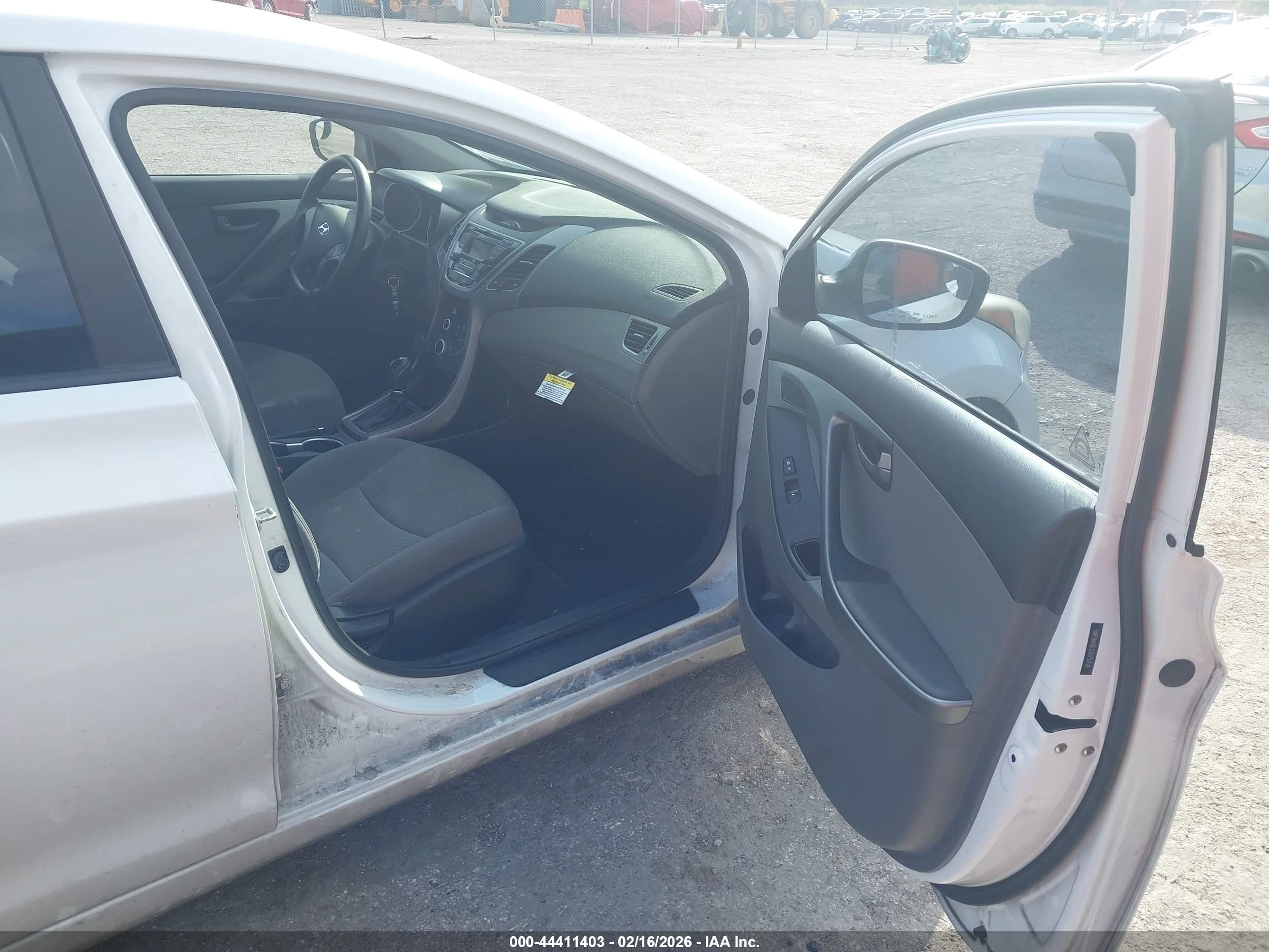 HYUNDAI ELANTRA image 5