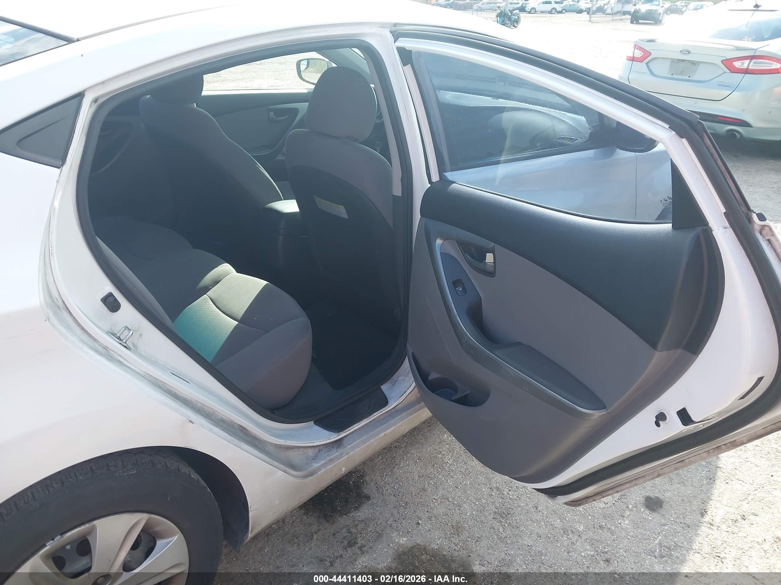 HYUNDAI ELANTRA image 8
