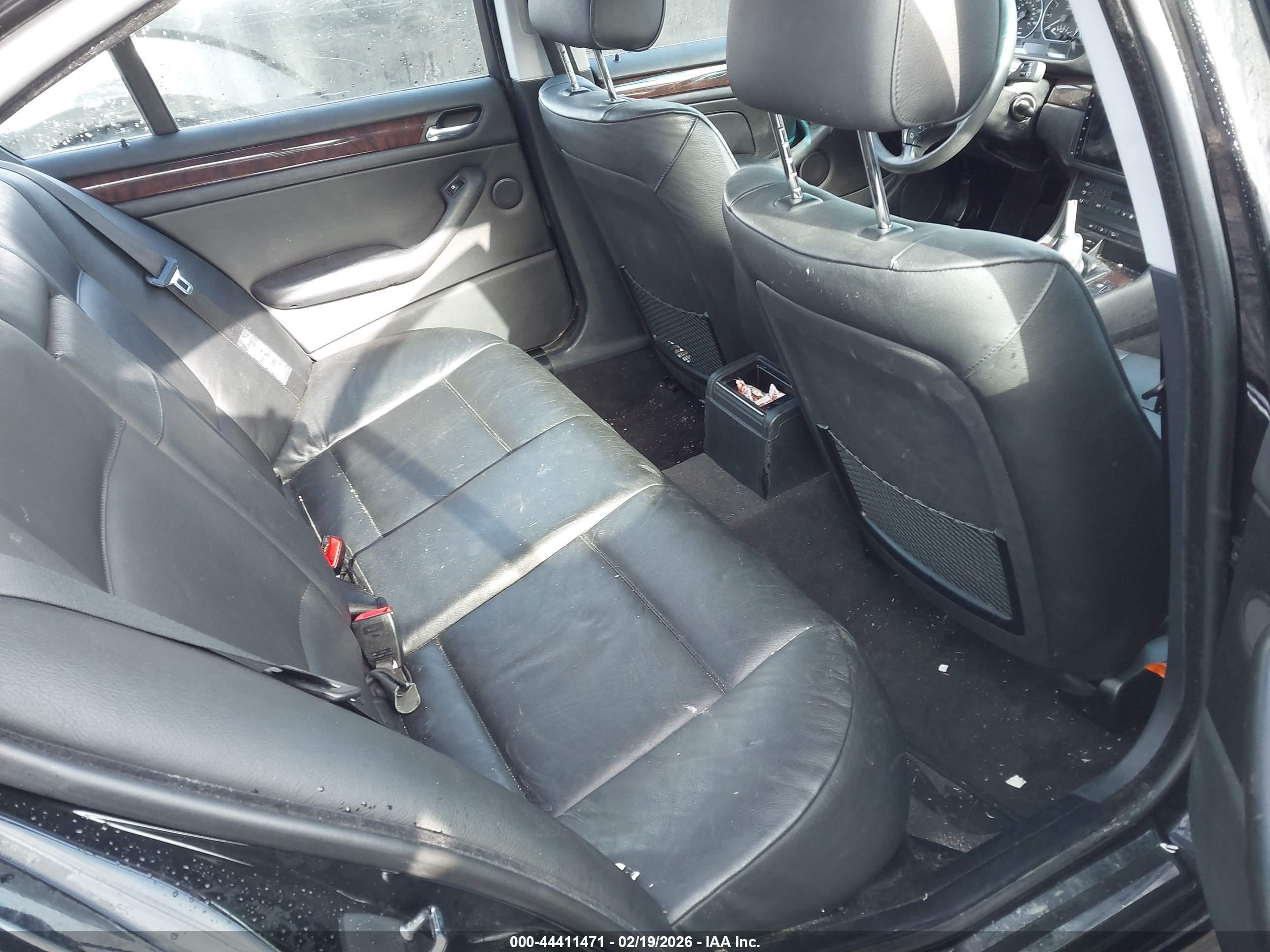BMW 330XI image 8