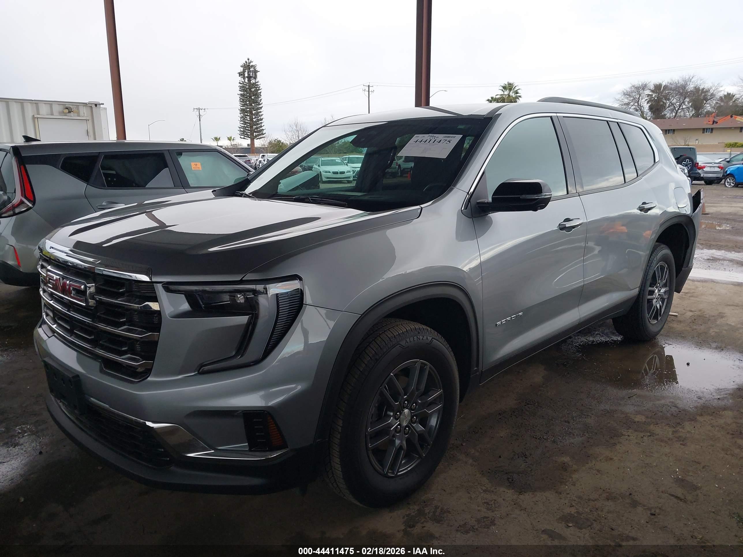 GMC ACADIA image 2