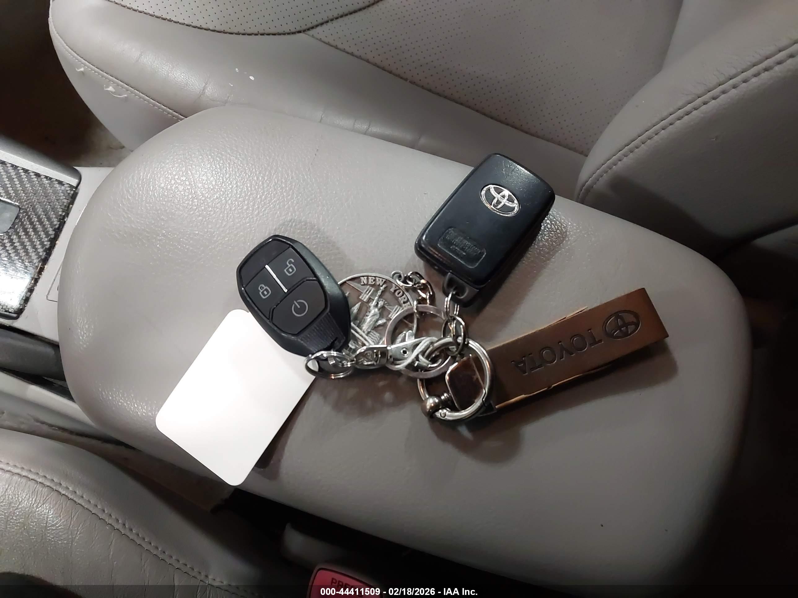 TOYOTA RAV4 image 11
