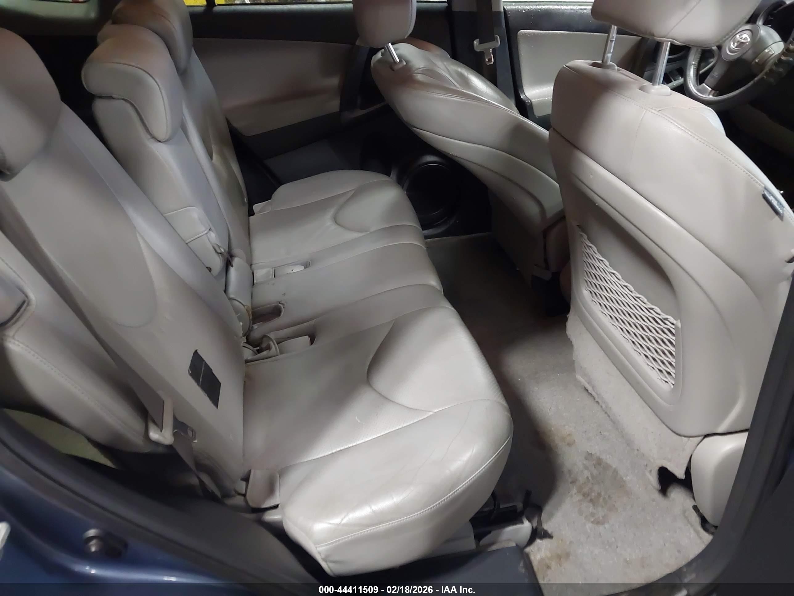 TOYOTA RAV4 image 8