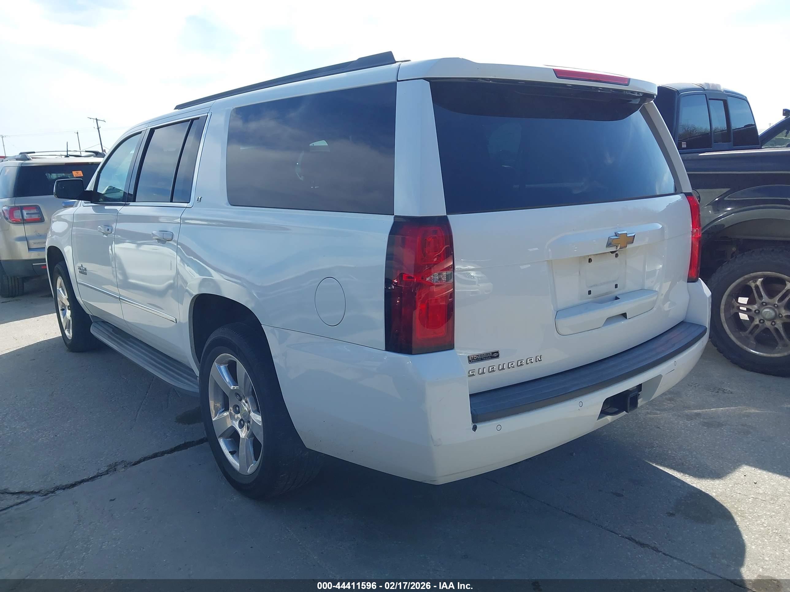 CHEVROLET SUBURBAN image 3