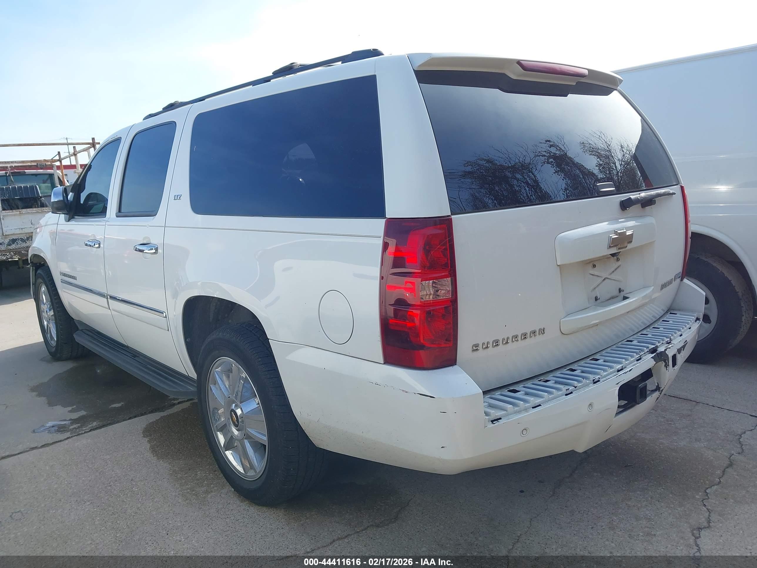 CHEVROLET SUBURBAN image 3