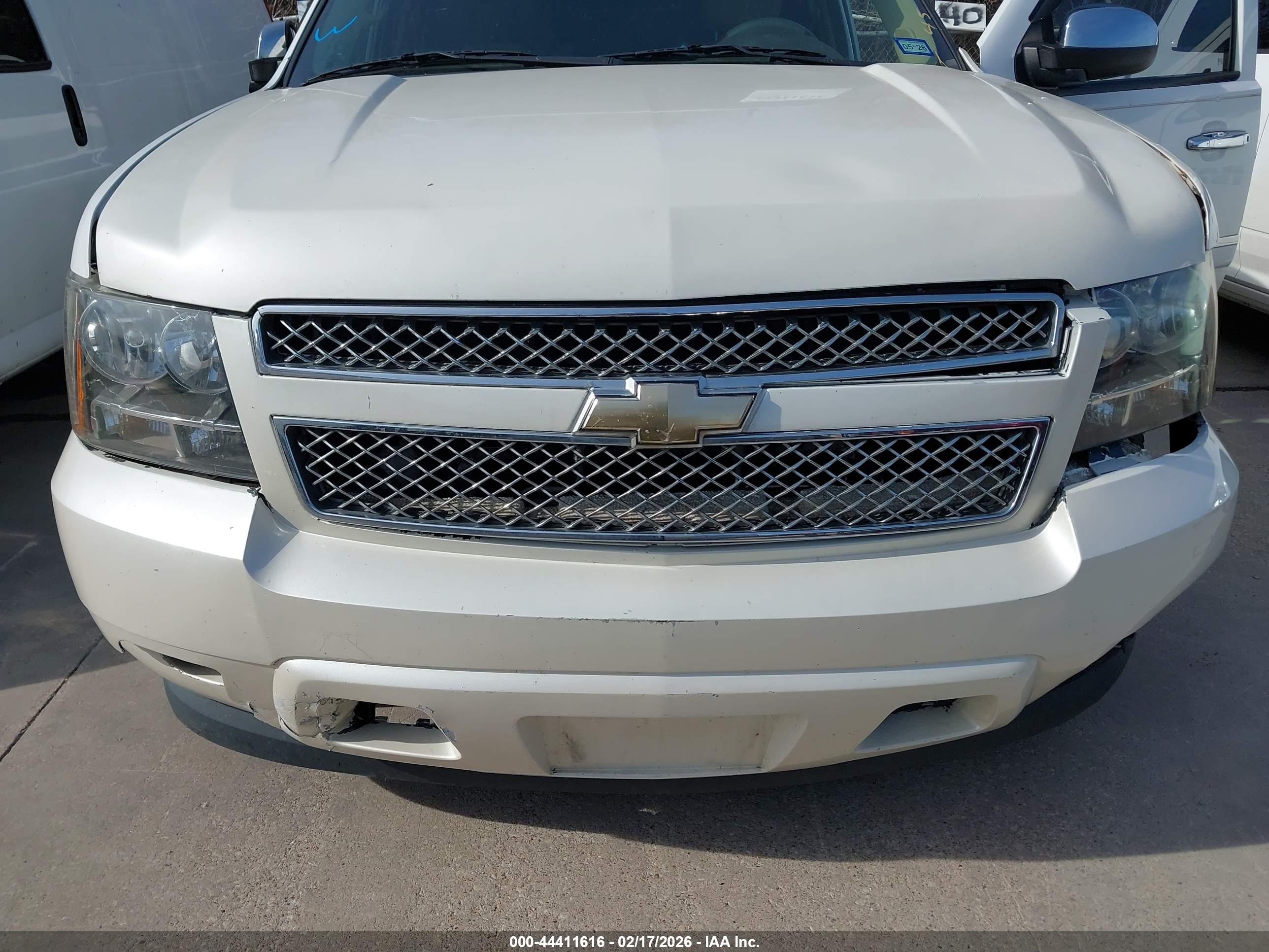 CHEVROLET SUBURBAN image 6
