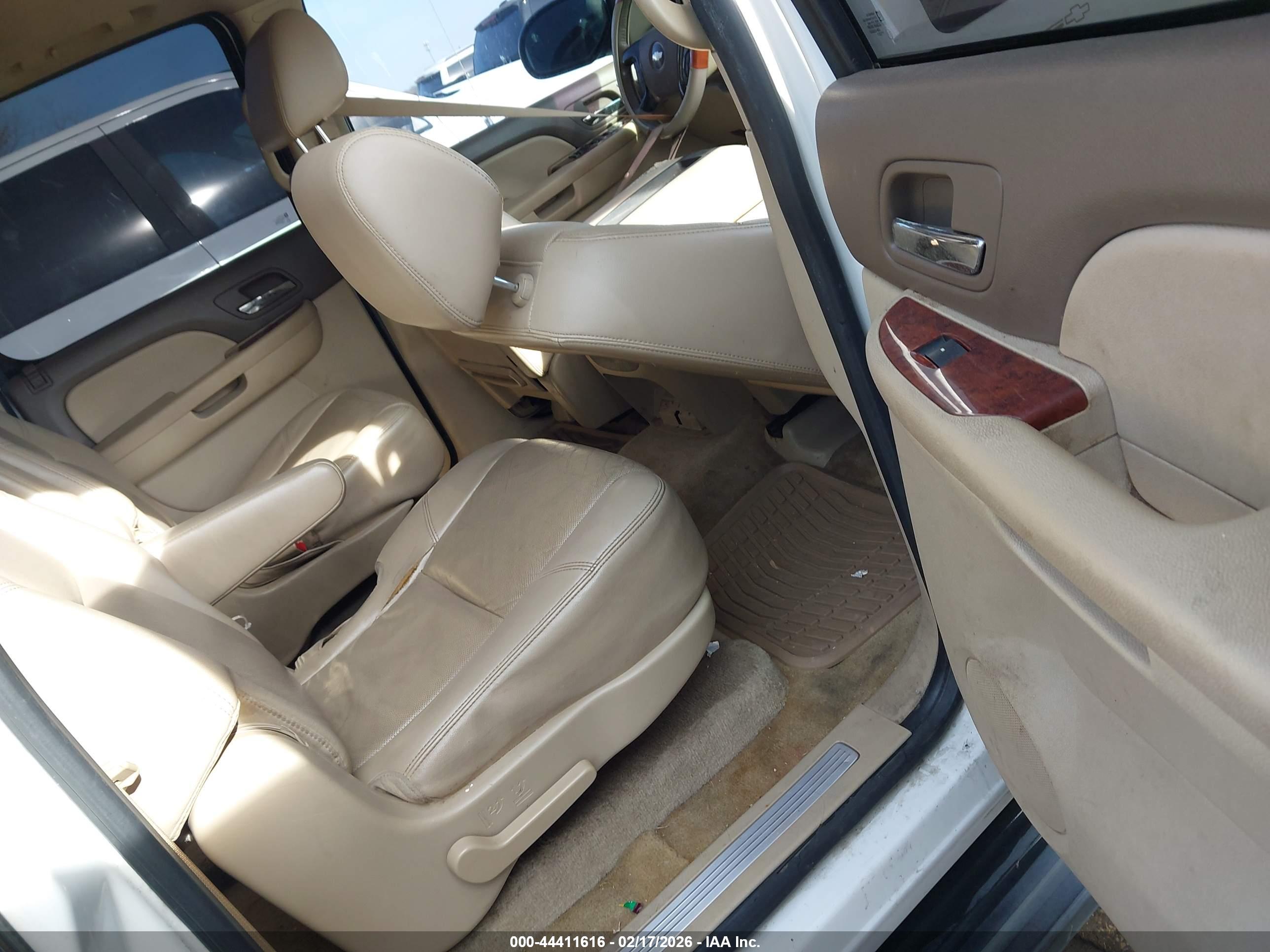 CHEVROLET SUBURBAN image 8